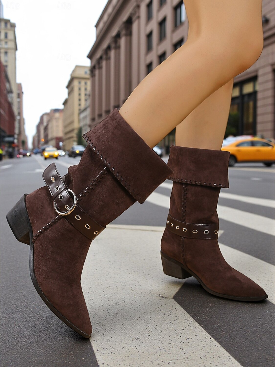 Bottes mi-mollet en daim marron pour femme – bottines western à rabat avec bride à boucle et talons bas, chaussures rétro d'automne pour le streetwear, tenues décontractées et looks d'inspiration rodéo de 2025 ? $42.99 –P4