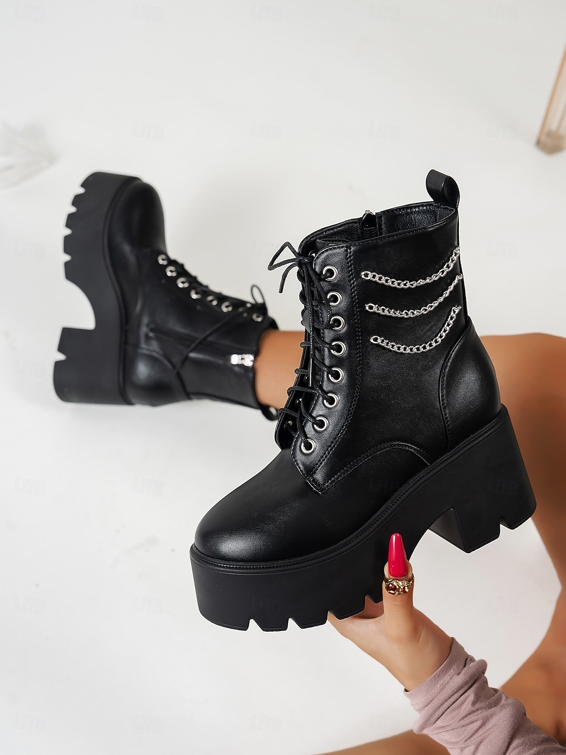 Bottines de combat noires à plateforme pour femmes – bottines à lacets épaisses avec détail de chaîne pour le streetwear punk, les concerts et les festivals de 2026 ? $54.99 –P1