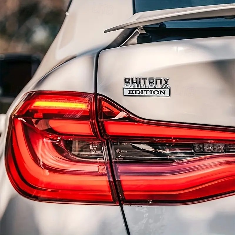 2 emblemas divertidos para coche en 3D: calcomanía de repuesto para guardabarros ABS compatible con la mayoría de coches, camiones y SUV. 2026 - $20.99 –P1