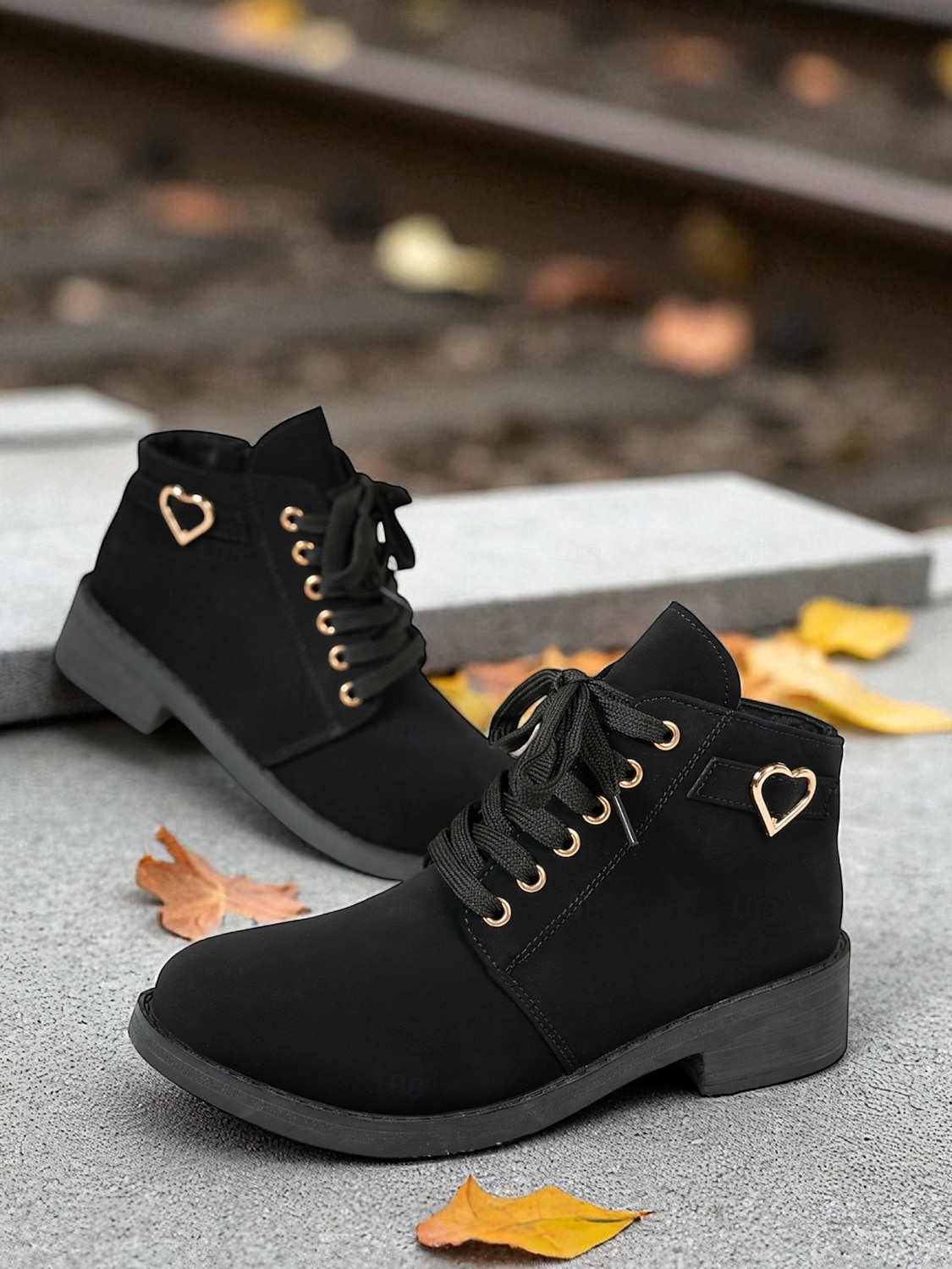 Botines negros de mujer: botas cortas con cordones y hebilla de corazón para looks casuales y streetwear. 2025 - $32.99 –P1