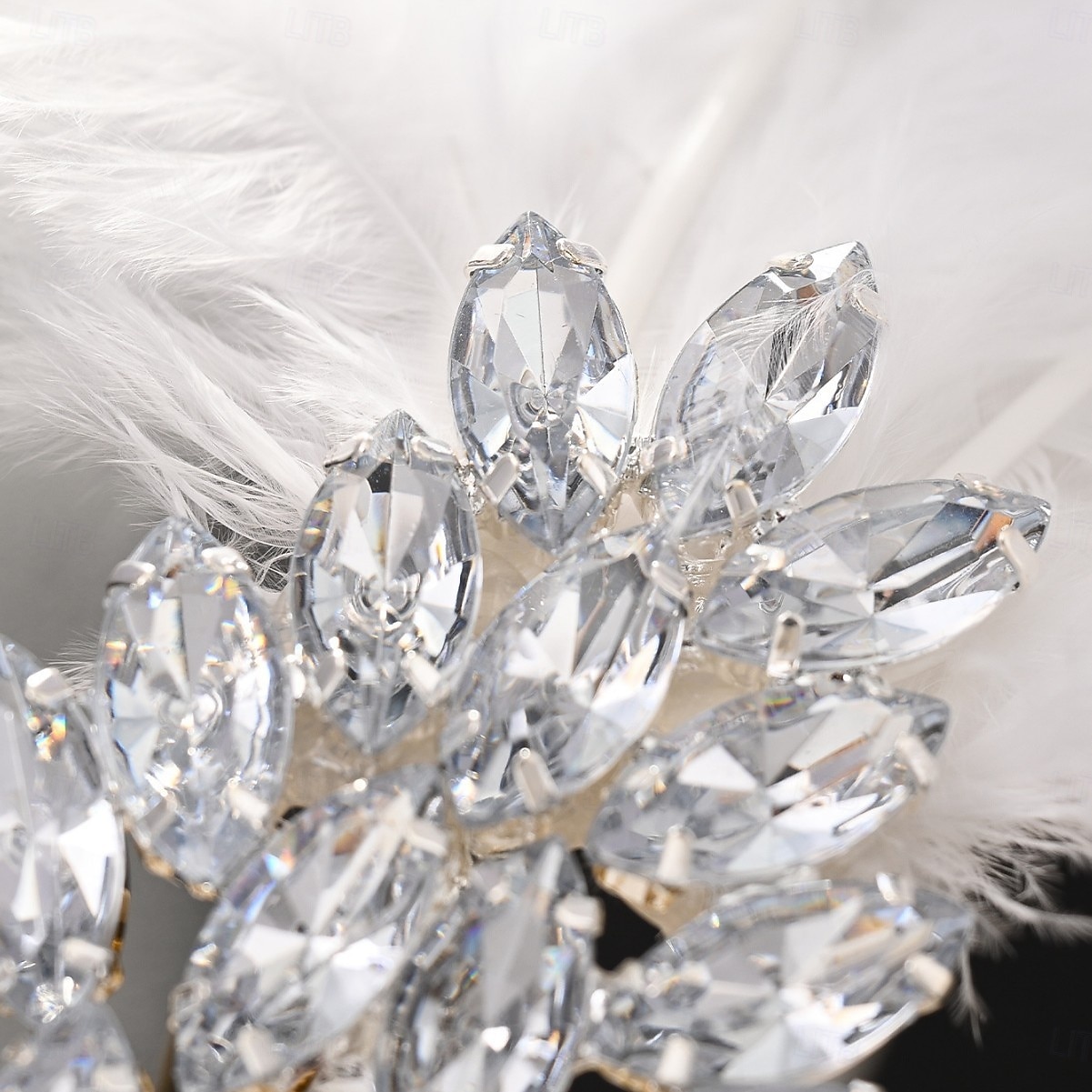 Barrette à cheveux en plumes blanches pour femme - Coiffe vintage ornée de cristaux pour dames, élégant fascinateur de style Gatsby pour tenues de fête, de cocktail et de soirée de 2026 ? $11.99 –P4