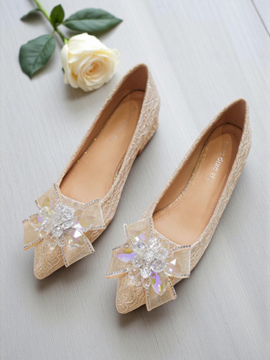 scarpe da sposa da donna con tacco basso e blocco in pizzo glitterato - eleganti décolleté da sposa con punta a punta e fiocco di cristalli per spose, damigelle ed eventi formali del 2025 a $34.99 –P7