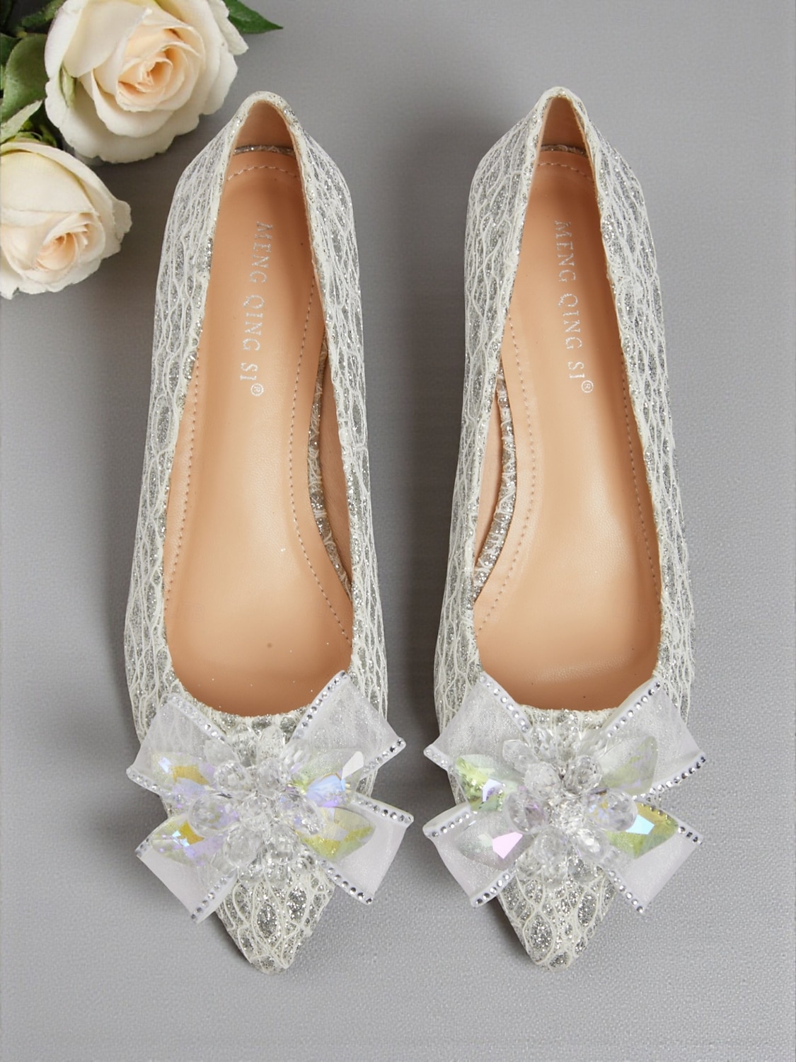 scarpe da sposa da donna con tacco basso e blocco in pizzo glitterato - eleganti décolleté da sposa con punta a punta e fiocco di cristalli per spose, damigelle ed eventi formali del 2025 a $34.99 –P5