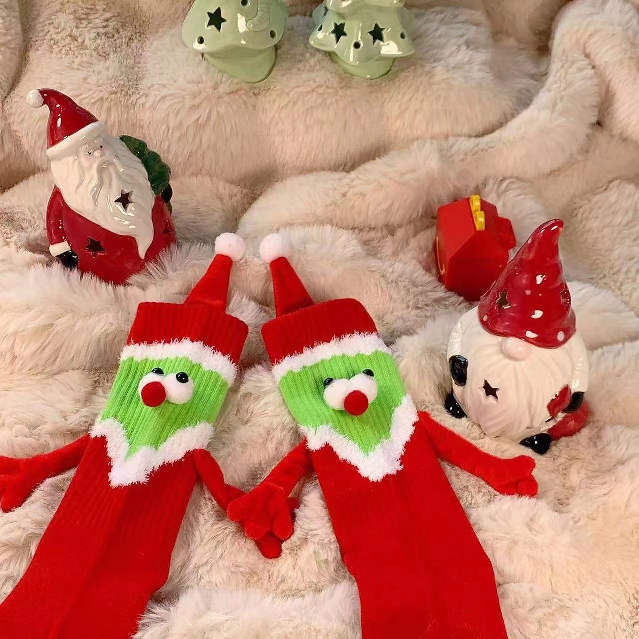 Calcetines navideños divertidos de dibujos animados para mujer: cómodos calcetines cálidos de invierno estilo Papá Noel en rojo y verde para fiestas y regalos navideños. 2025 - $11.99 –P4