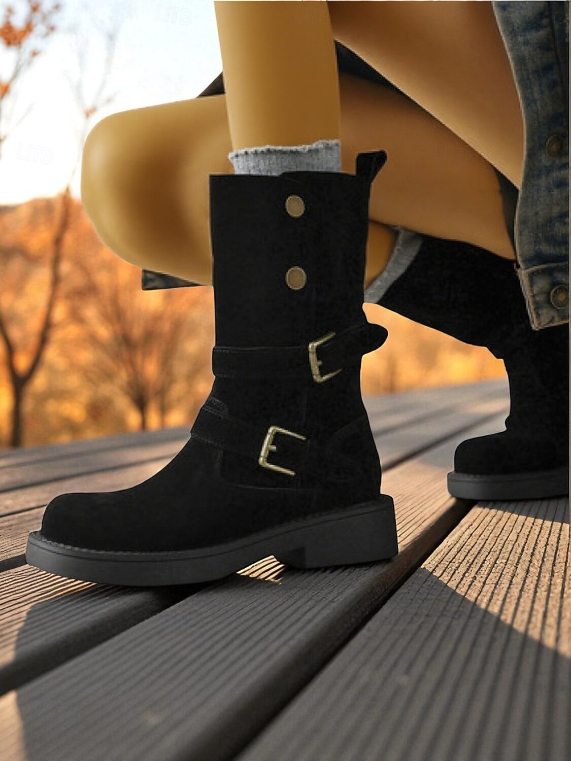 Bottes mi-mollet en daim pour femmes avec sangles à boucle, chaussures à talons bas confortables de style rétro décontracté pour le streetwear urbain et les tenues de tous les jours de 2025 ? $84.99 –P6
