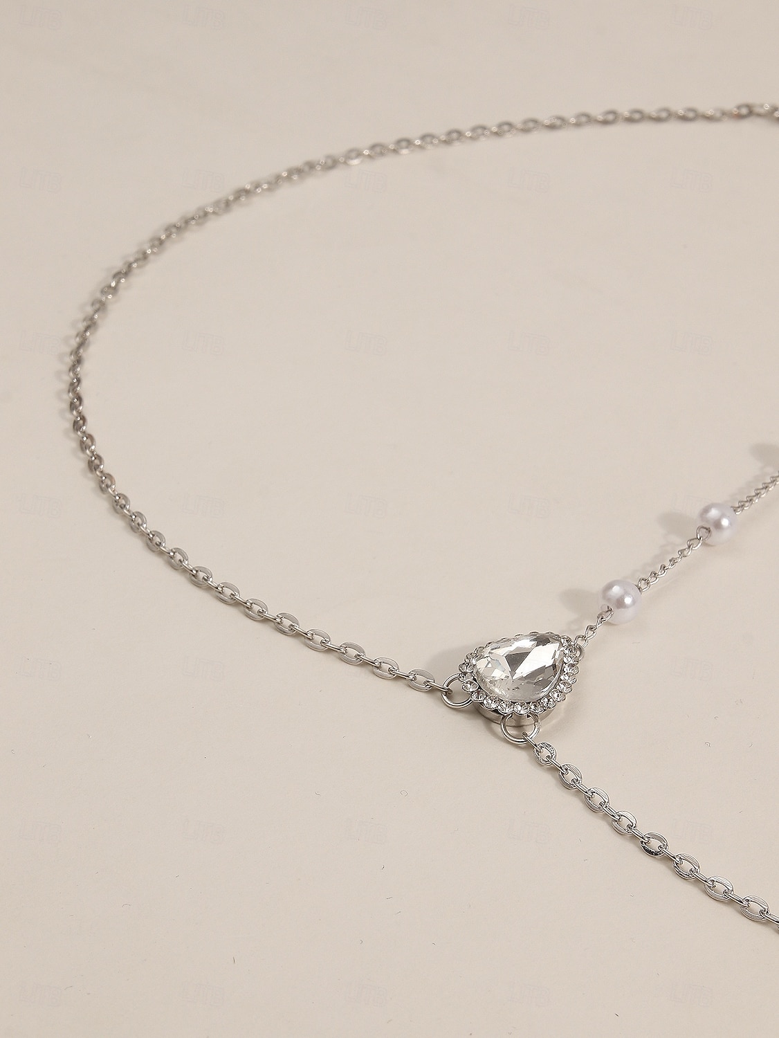 naisten selkänojalla laskostettu vartalonmyötäinen koru, jossa herkkiä helmi- ja kristalliyksityiskohtia, elegantteja koruja juhlapuvuihin, iltajuhliin, häihin ja erityistilaisuuksiin 2026 - $18.99 –P4