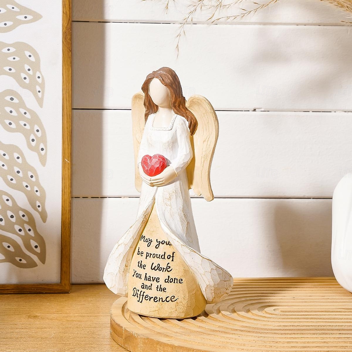 1 pezzo di un angelo creativo in resina che tiene un cuore rosso con uno slogan in inglese è un elemento decorativo adatto per pareti di sfondo per TV, ingressi, sale studio, scrivanie per uffici e del 2025 a $14.99 –P6