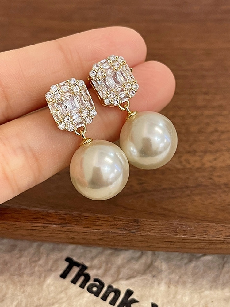 Boucles d'oreilles en perles et strass pour femmes - Boucles d'oreilles à tige en or avec breloque en grappe sur le dessus, bijoux en alliage élégants pour le travail, les rendez-vous et les occasions formelles de 2025 ? $3.49 –P4