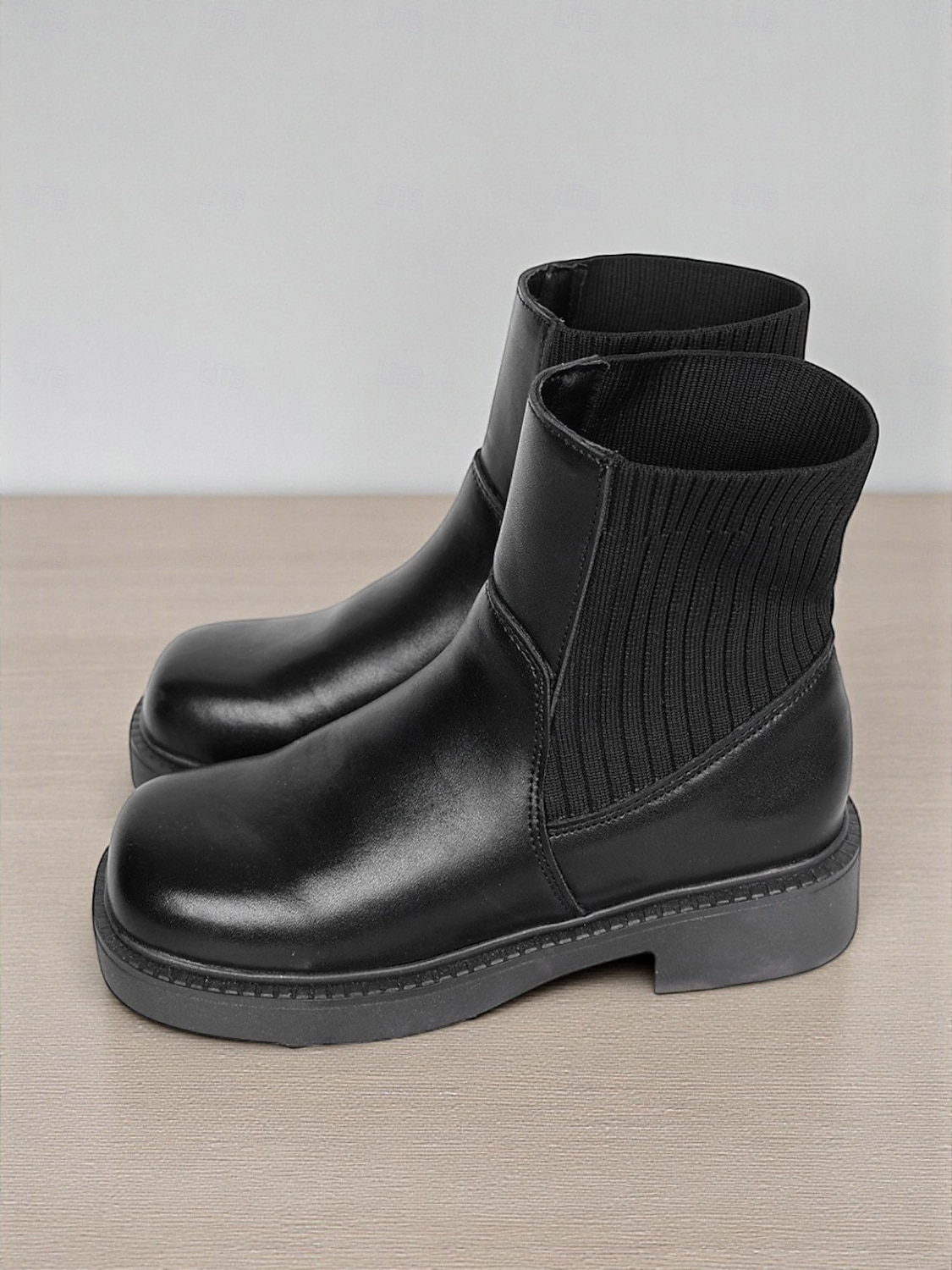 Botines Chelsea negros para mujer: botines de piel sintética con paneles laterales elásticos para el estilo urbano, el trabajo y los looks informales de otoño. 2025 - $32.99 –P1