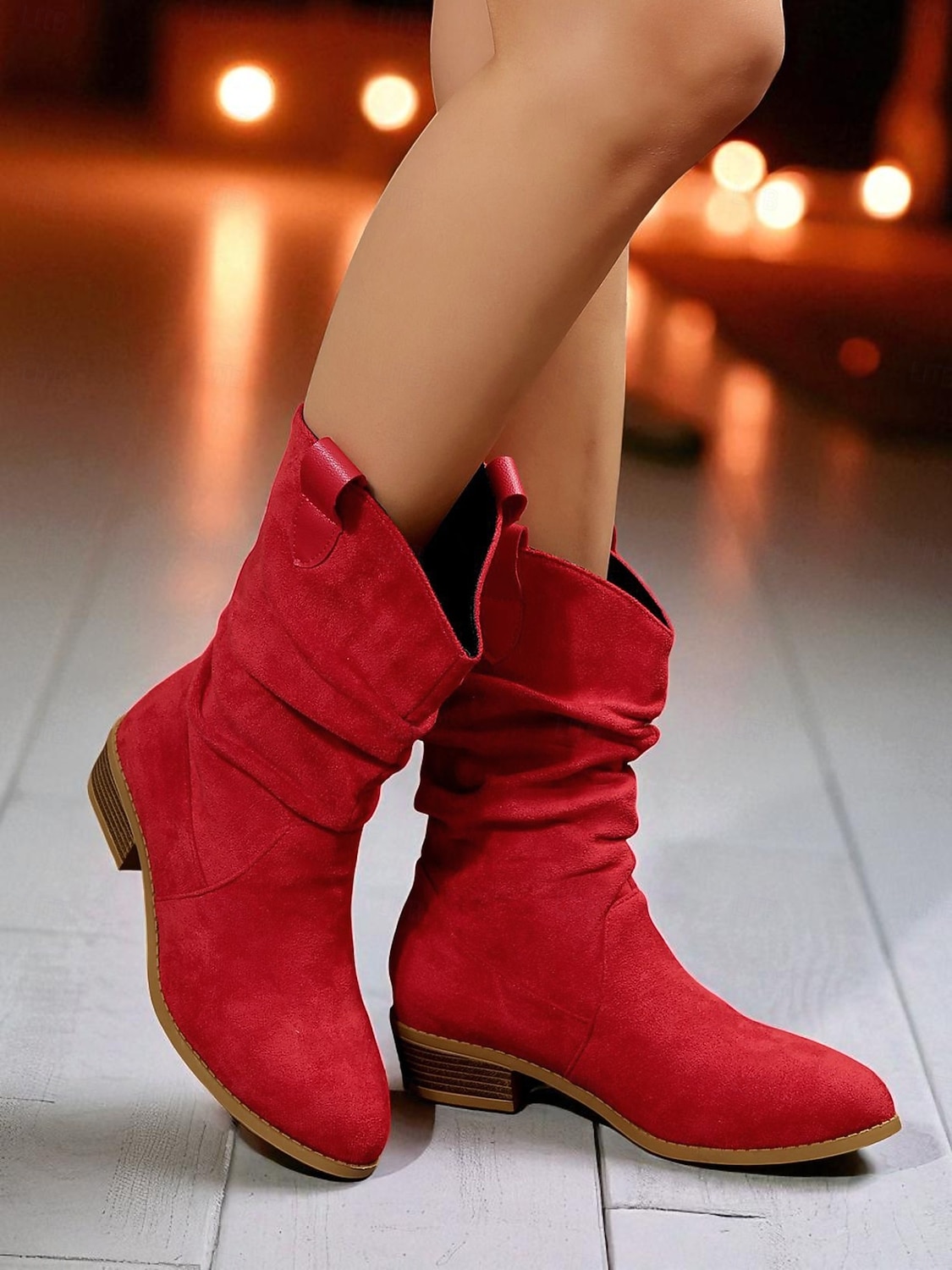 Bottes mi-mollet souples en faux daim rouge pour femmes avec talon bas et languettes de traction – chaussures d'hiver et de vacances élégantes pour les tenues décontractées et Noël de 2025 ? $34.99 –P4