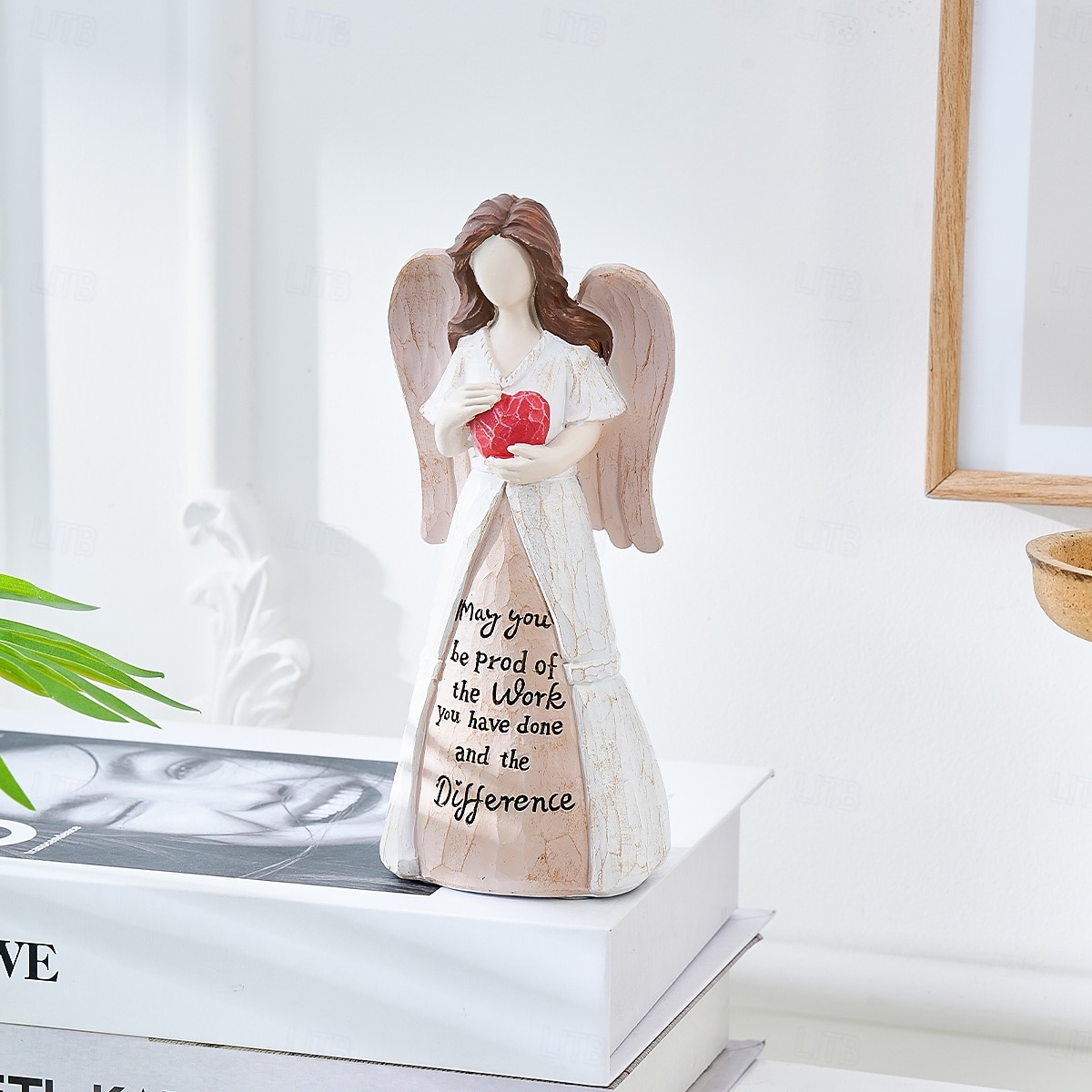 1 pezzo di un angelo creativo in resina che tiene un cuore rosso con uno slogan in inglese è un elemento decorativo adatto per pareti di sfondo per TV, ingressi, sale studio, scrivanie per uffici e del 2025 a $14.99 –P8