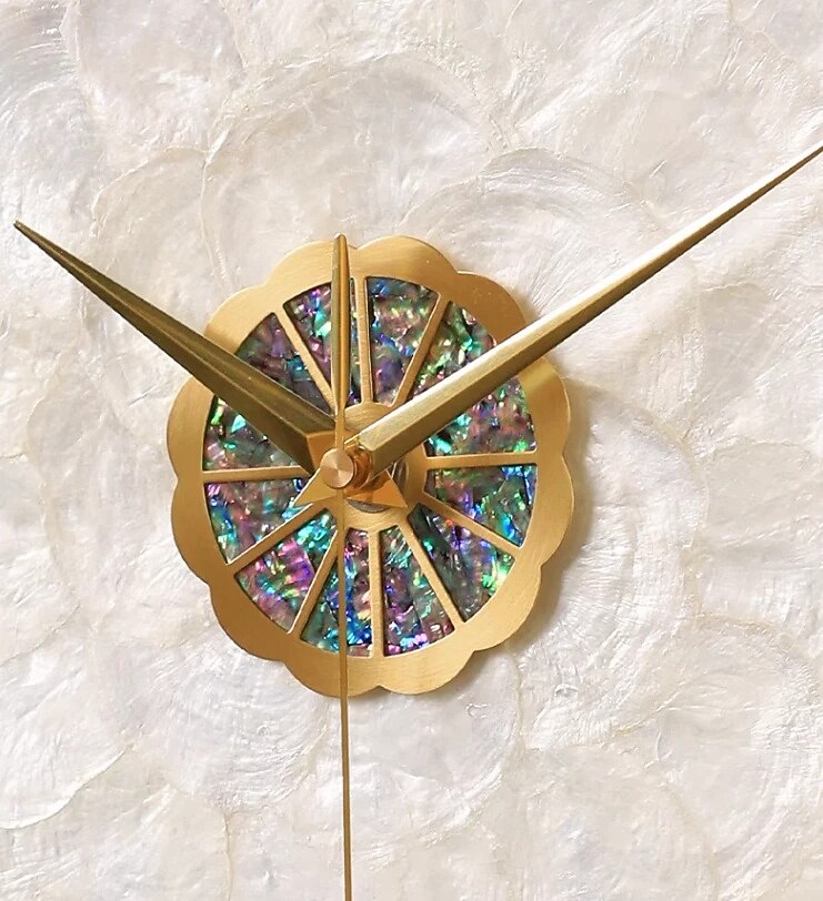 nástěnné hodiny zdobené pouzdrem z mosazi a vykládanými perleťovými mušlemi 36 cm 2025 - $100.99 –P3