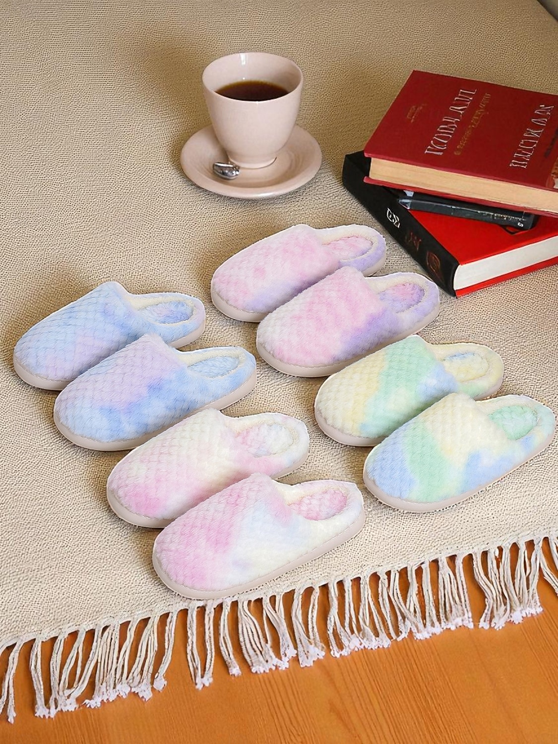 Pantufas femininas tie-dye com estampa de arco-íris e pelúcia – chinelos confortáveis e confortáveis para usar em casa, para dormir na casa ou para usar em casa no inverno de 2025 por $14.99 –P1