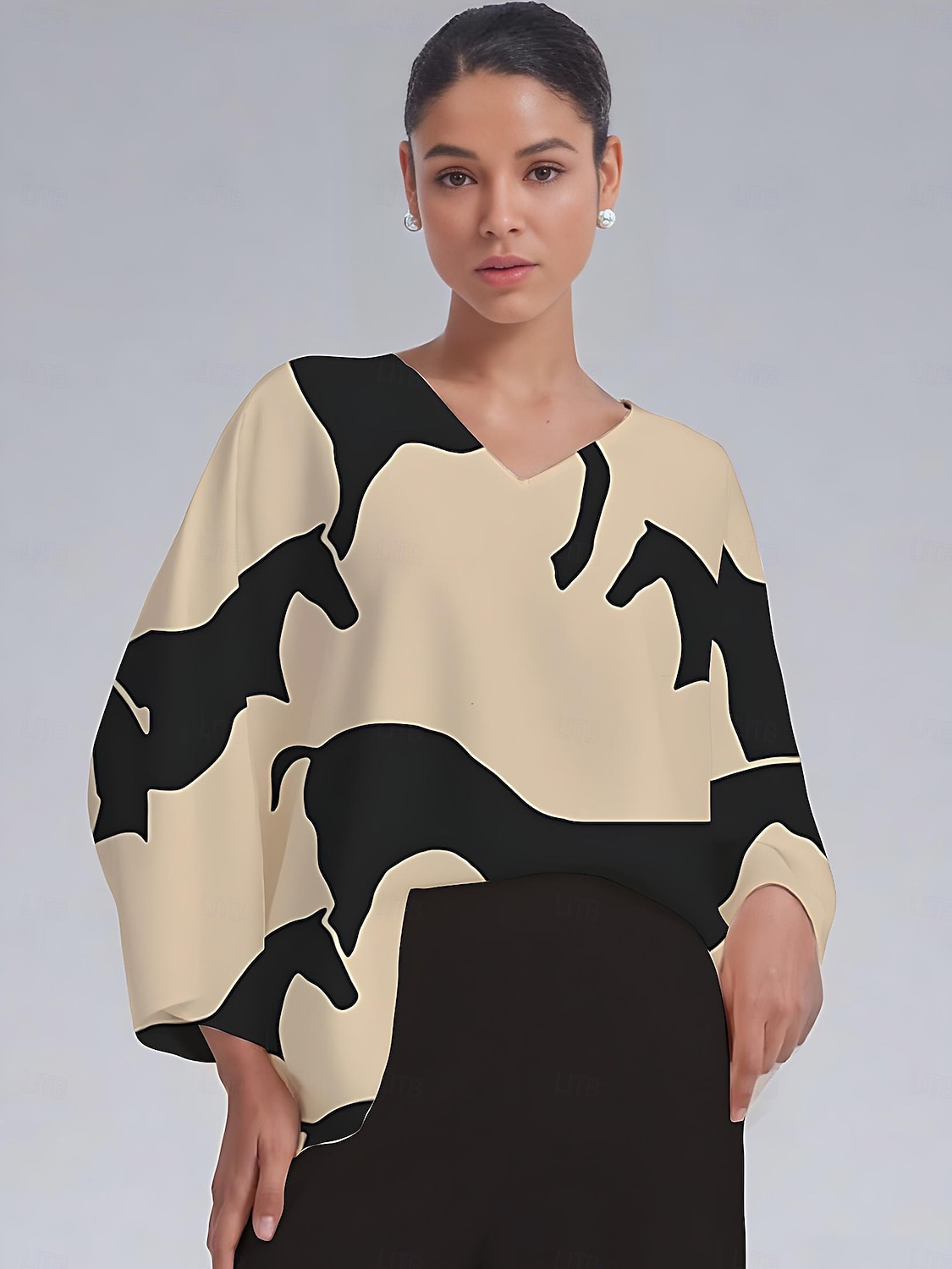 chemisier ample à col en V et manches chauve-souris en satin abstrait pour femme de 2025 ? $61.99 –P1