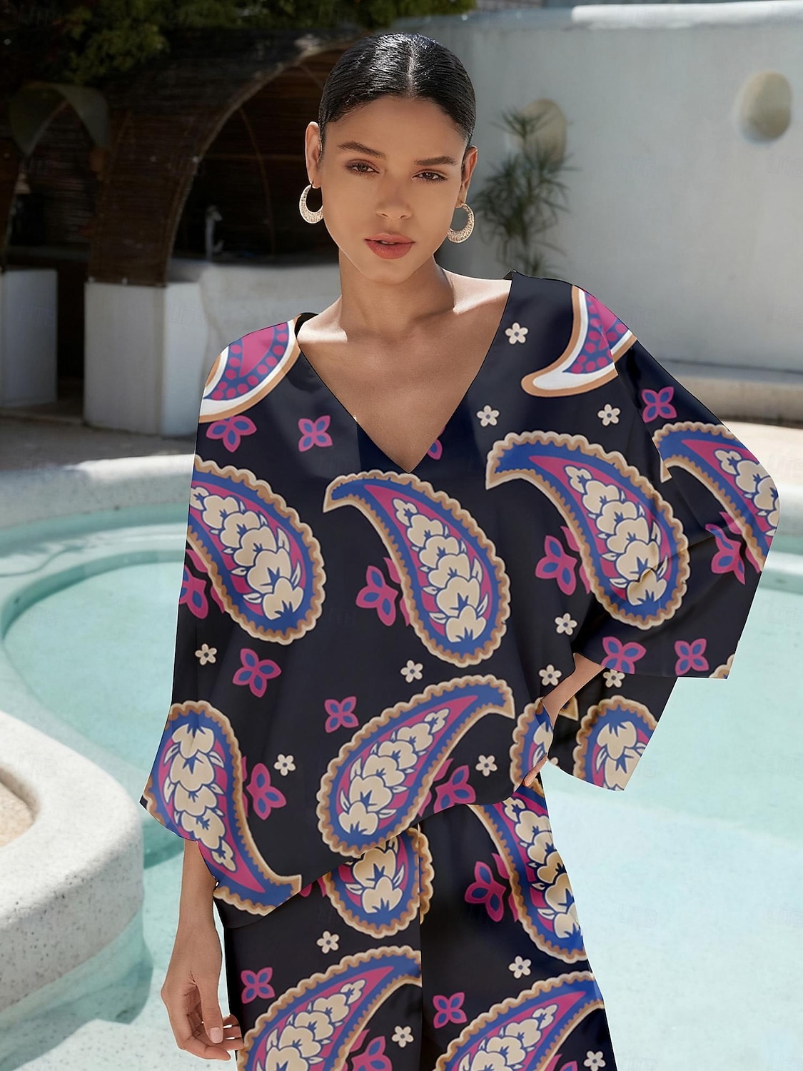 camicetta da donna in raso liscio viola con stampa paisley, vestibilità ampia, scollo a V, top corto del 2025 a $61.99 –P1