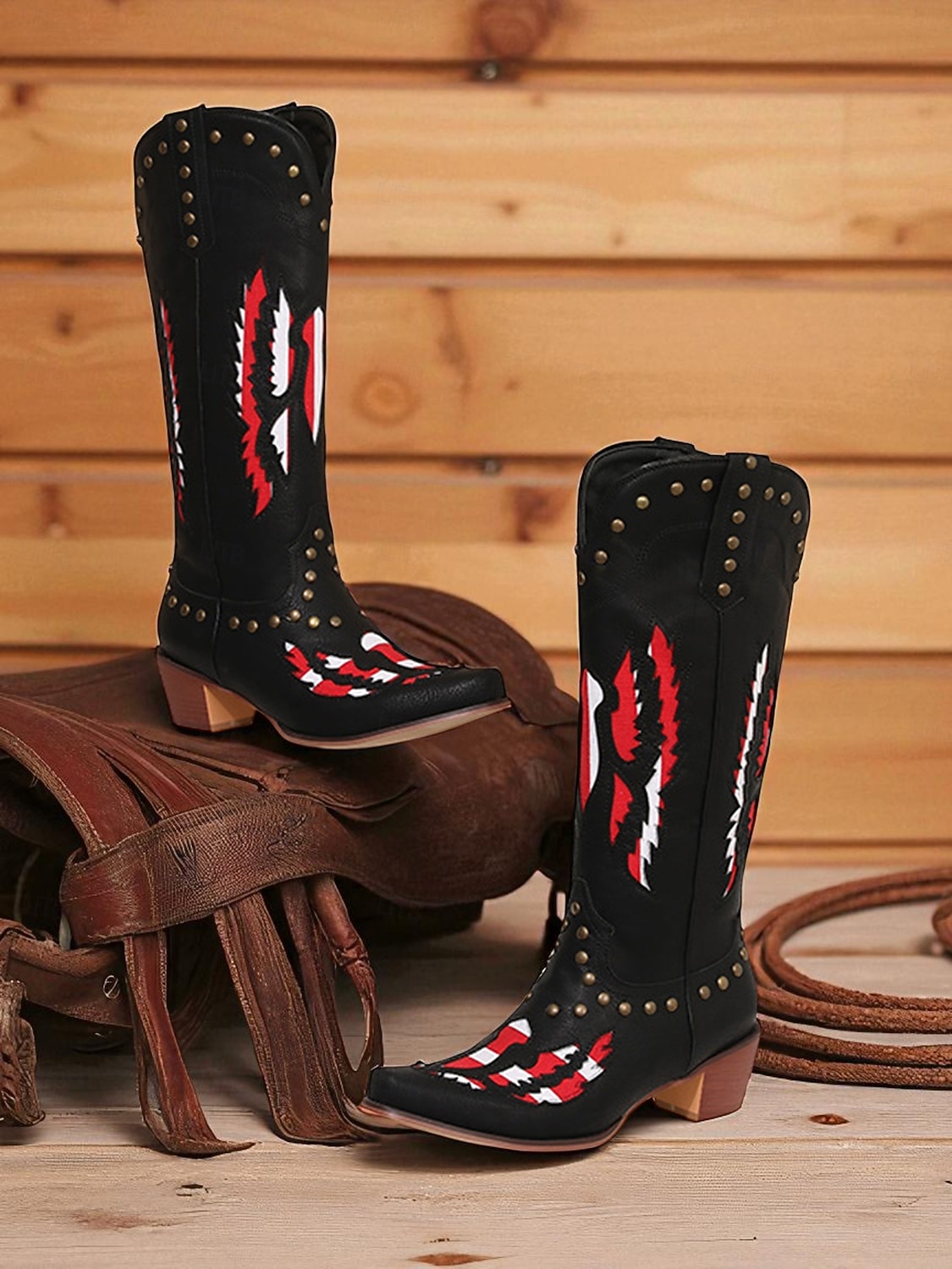 Broderade cowboystövlar i westernstil för kvinnor, svart och röd design med nitar, perfekta för holloween-festivaler, countrykonserter och vardagliga outfits 2025 - $79.99 –P4