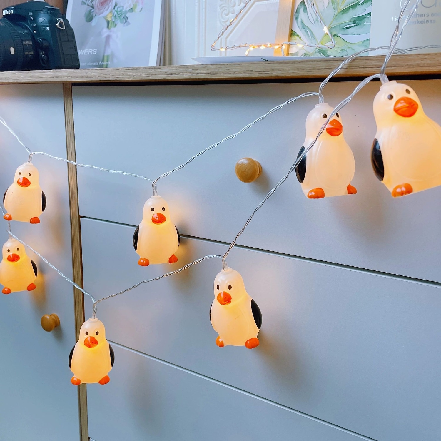 Guirlande Lumineuse Pinguin Féérique 1.5m 10LEDs Alimentée par Pile Chambre d'Enfants Affichage à Domicile Fenêtre Fête d'Anniversaire Décoration Hivernale de 2026 ? $14.49 –P4