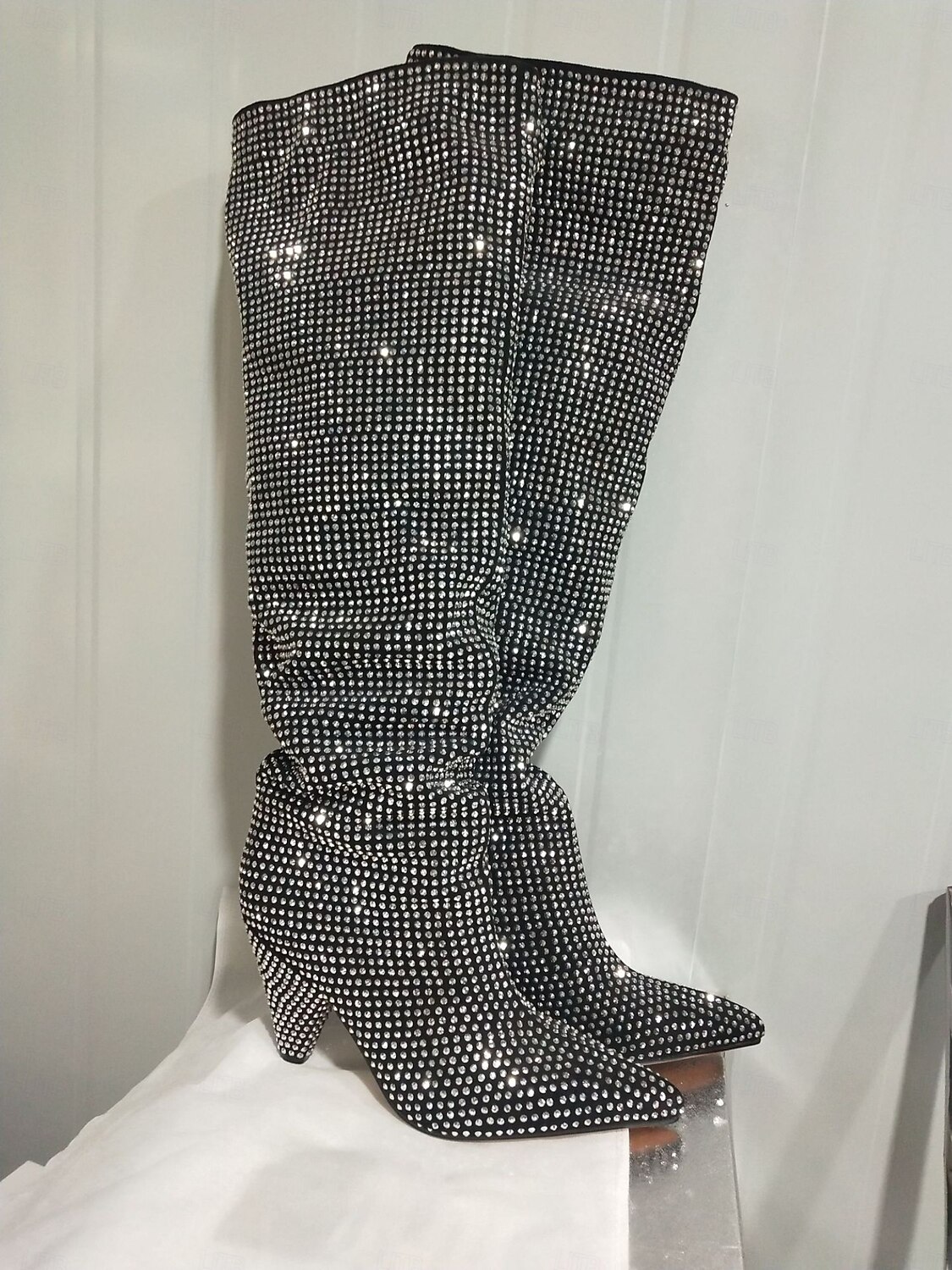 stivali alti fino al ginocchio con strass da donna, con punta affilata e tacco grosso, calzature scintillanti in stile slouchy per feste in città a Natale e Capodanno del 2025 a $149.99 –P4
