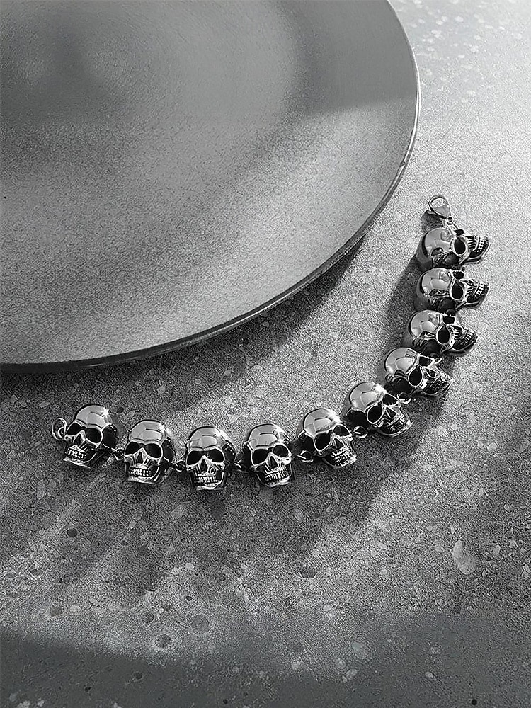 Bracciale da uomo con teschio di Halloween – gioiello bangle gotico punk in acciaio al titanio per feste, cosplay e serate fuori del 2025 a AU $14.99 –P6