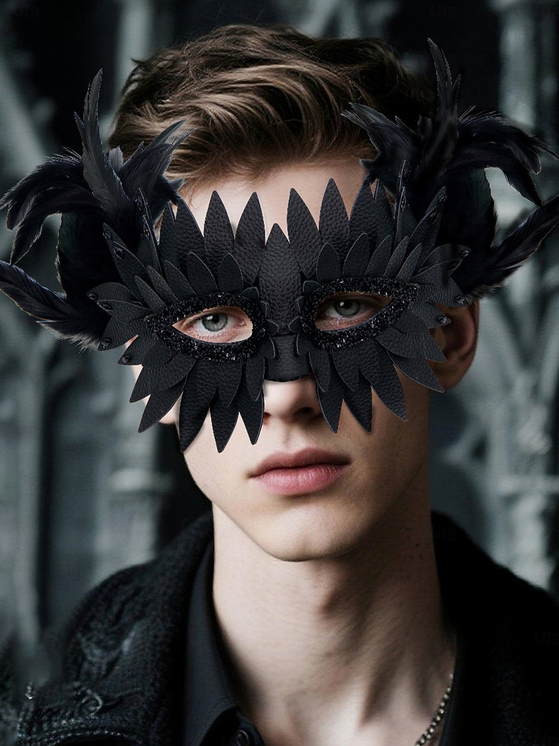 Máscara de baile de penas feminina com design de pluma colorida, acessório de fantasia elegante para festa de Halloween e cosplay de 2026 por $24.99 –P1