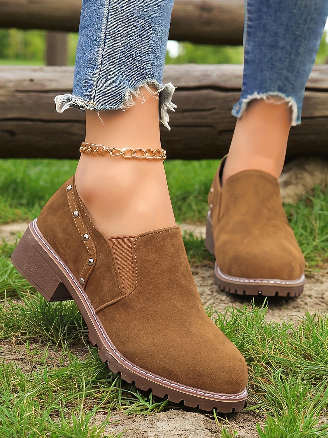 scarpe slip-on da donna marrone chiaro con dettagli borchiati, scarpe casual in stile retrò con tacco basso per l'uso quotidiano del 2026 a $32.99 –P3