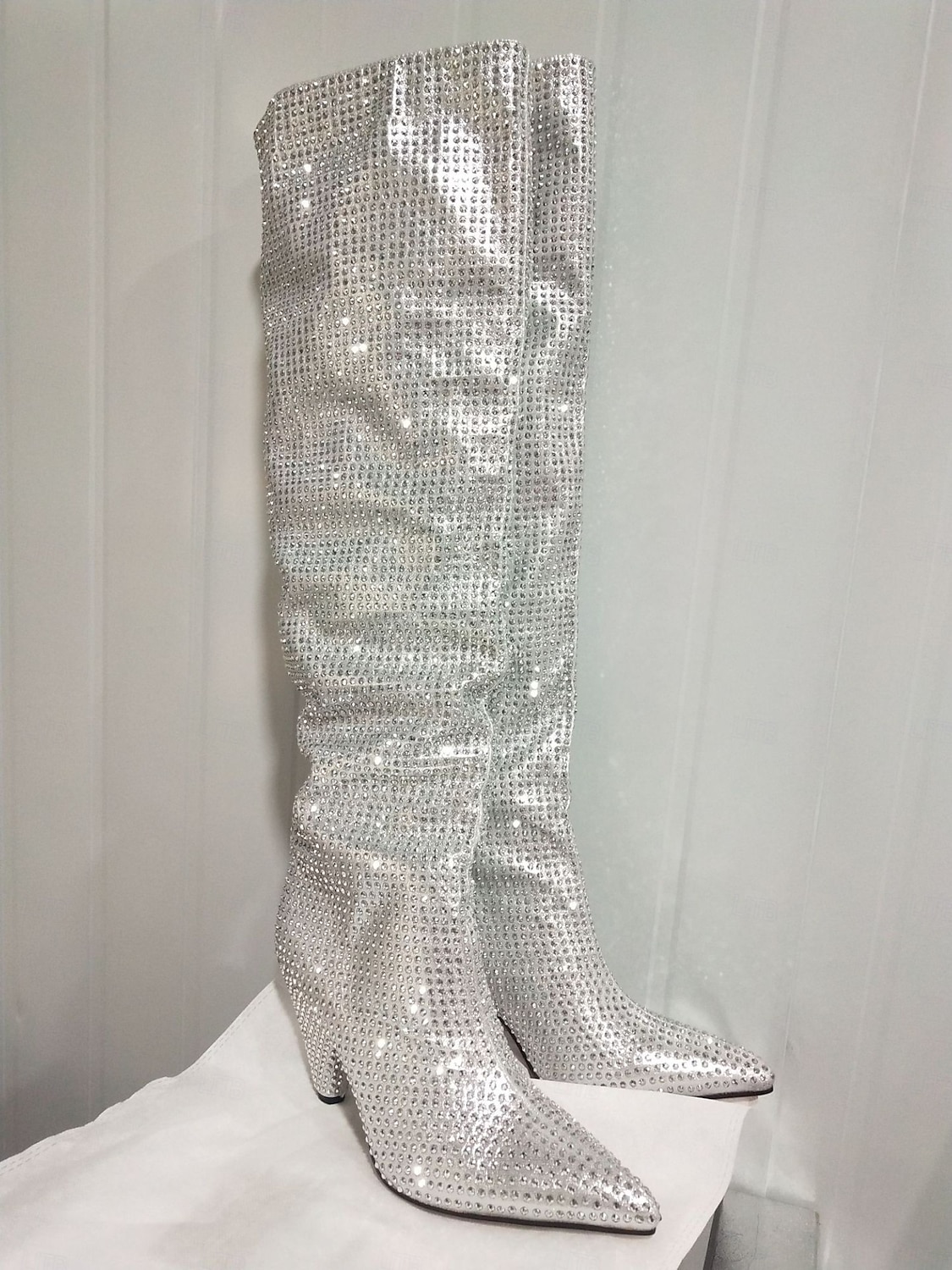 stivali alti fino al ginocchio con strass da donna, con punta affilata e tacco grosso, calzature scintillanti in stile slouchy per feste in città a Natale e Capodanno del 2025 a $149.99 –P5