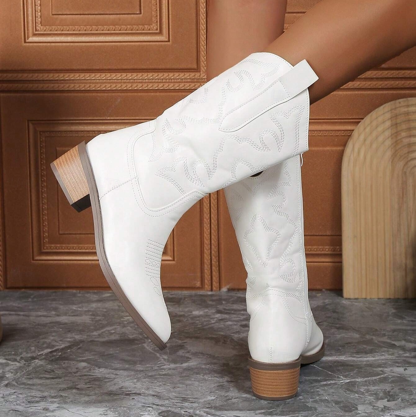 Stilvolle weiße Cowboystiefel für Damen, halbhohe Stiefel mit bestickten Details für lässige und Western-Outfits 2026 - $54.99 –P3