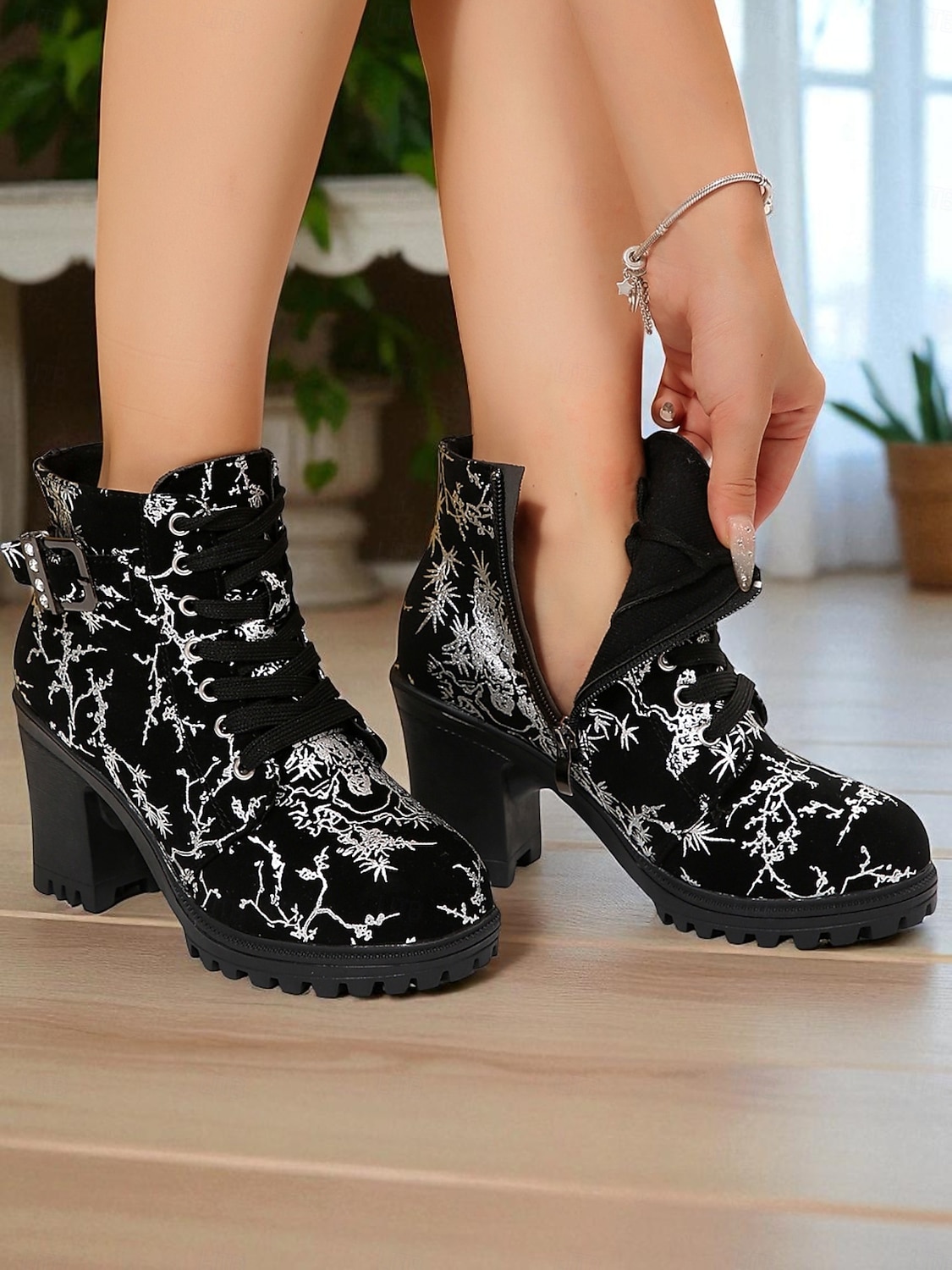 Botas de cano curto pretas femininas – botas de combate de salto alto e grosso com bordado dourado e detalhe de fivela para festas, saídas à noite e moda streetwear de 2026 por $42.99 –P4