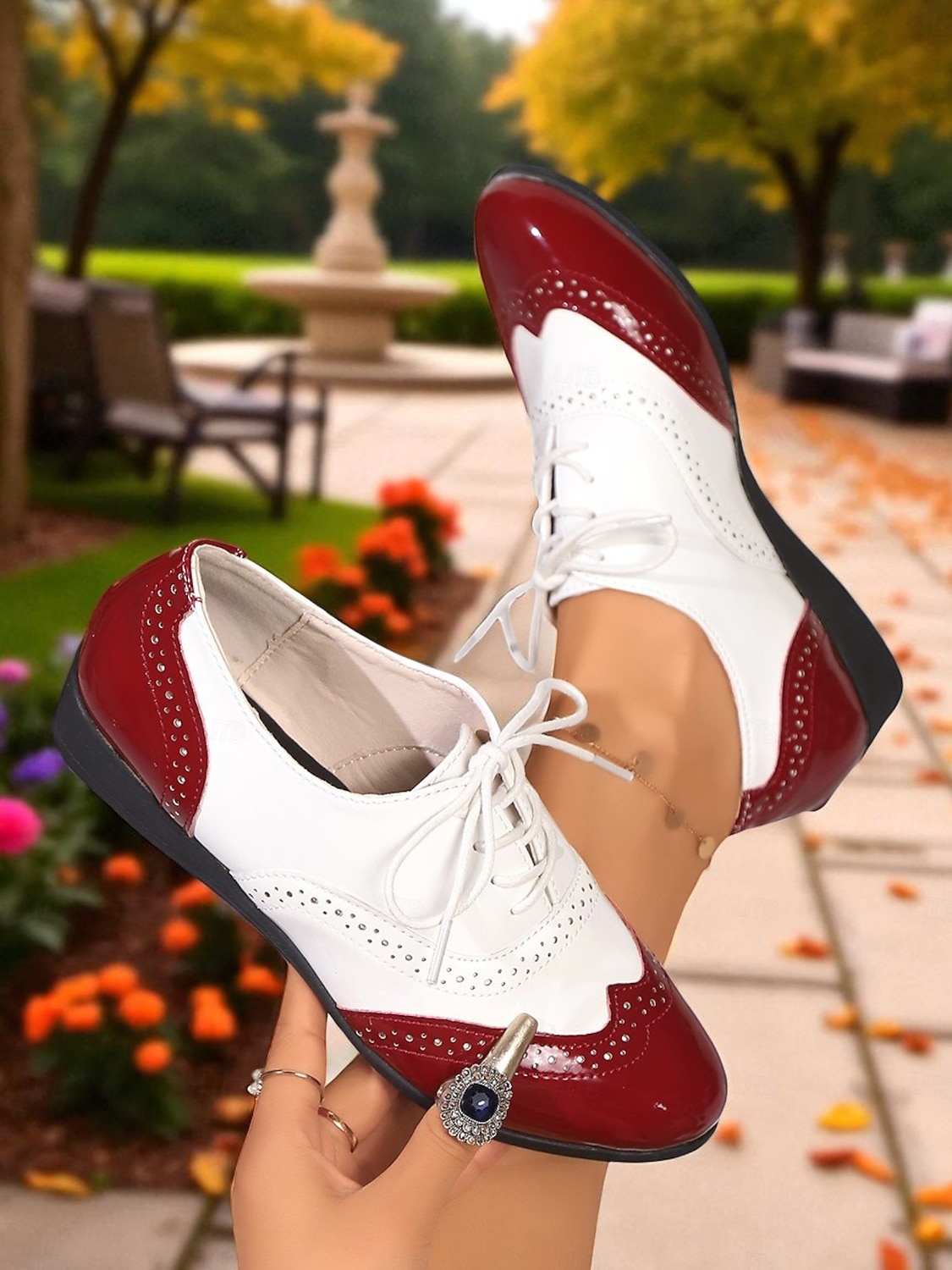 Burgunderrote und weiße Oxford-Ballerinas mit Flügelkappe für Damen – Brogues aus Lackleder im Vintage-Stil der 1950er für lässigen Streetstyle und Arbeitskleidung 2025 - $26.99 –P3