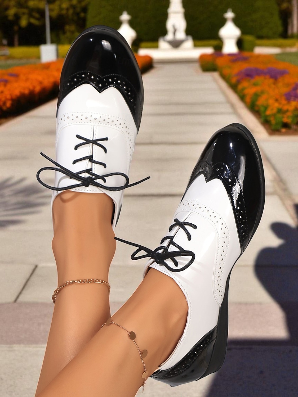 Burgunderrote und weiße Oxford-Ballerinas mit Flügelkappe für Damen – Brogues aus Lackleder im Vintage-Stil der 1950er für lässigen Streetstyle und Arbeitskleidung 2025 - $26.99 –P2