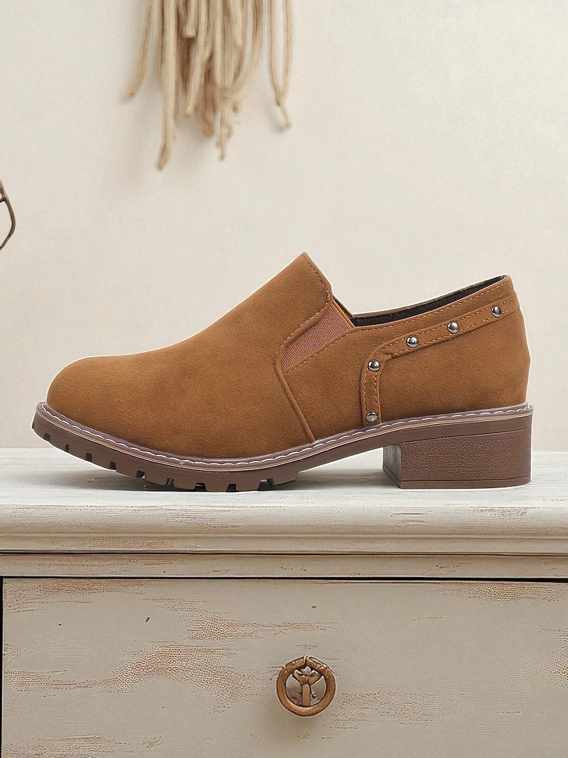 scarpe slip-on da donna marrone chiaro con dettagli borchiati, scarpe casual in stile retrò con tacco basso per l'uso quotidiano del 2026 a $32.99 –P1