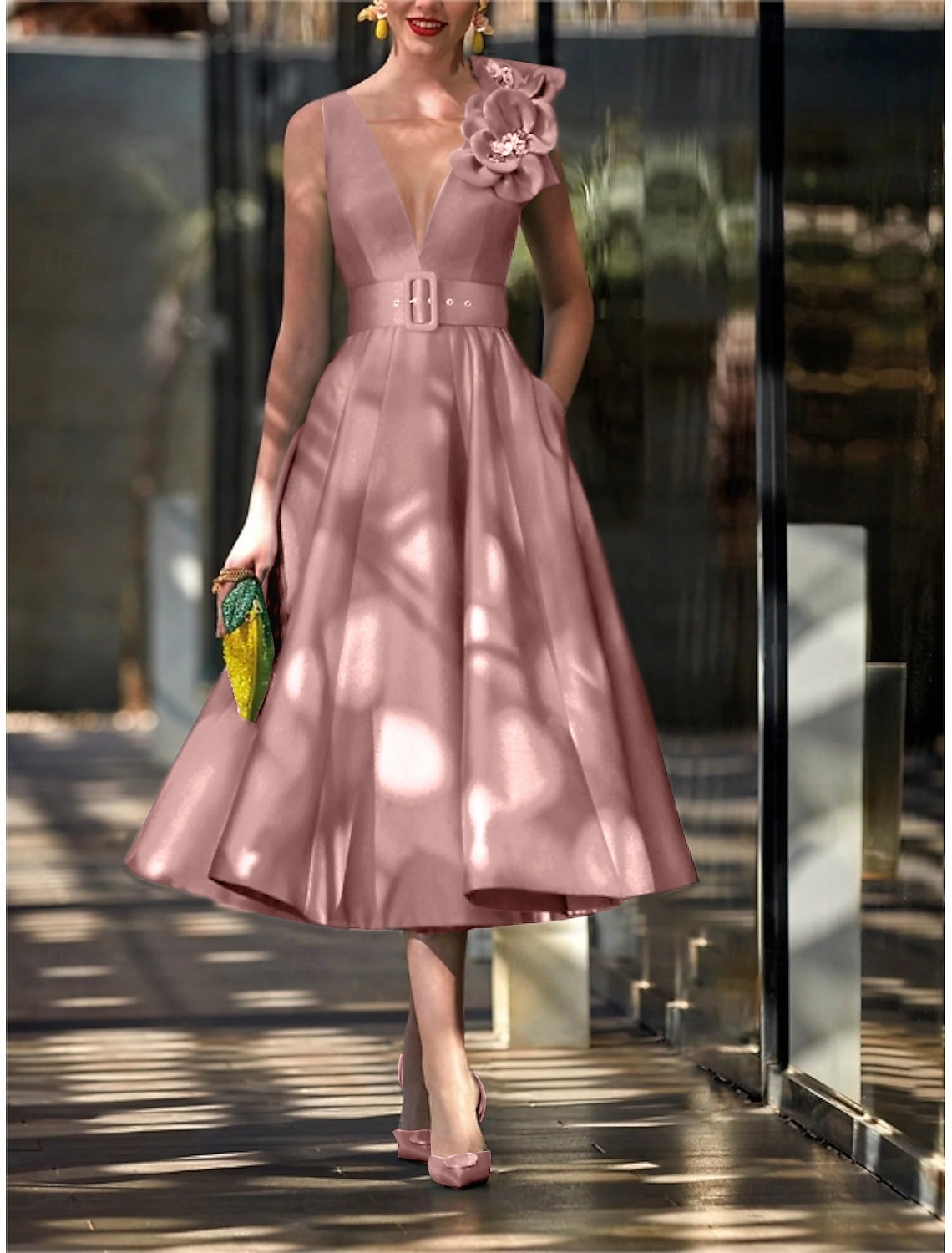 Ligne A Longueur thé Robes de Cocktail Robes de soirée Élégant ancien Sans manches Col en V Formel robe demoiselle d honneur Ceinture / Écharpe Satin avec Plis Fleur d'Épaule de 2025 ? $139.99 –P4