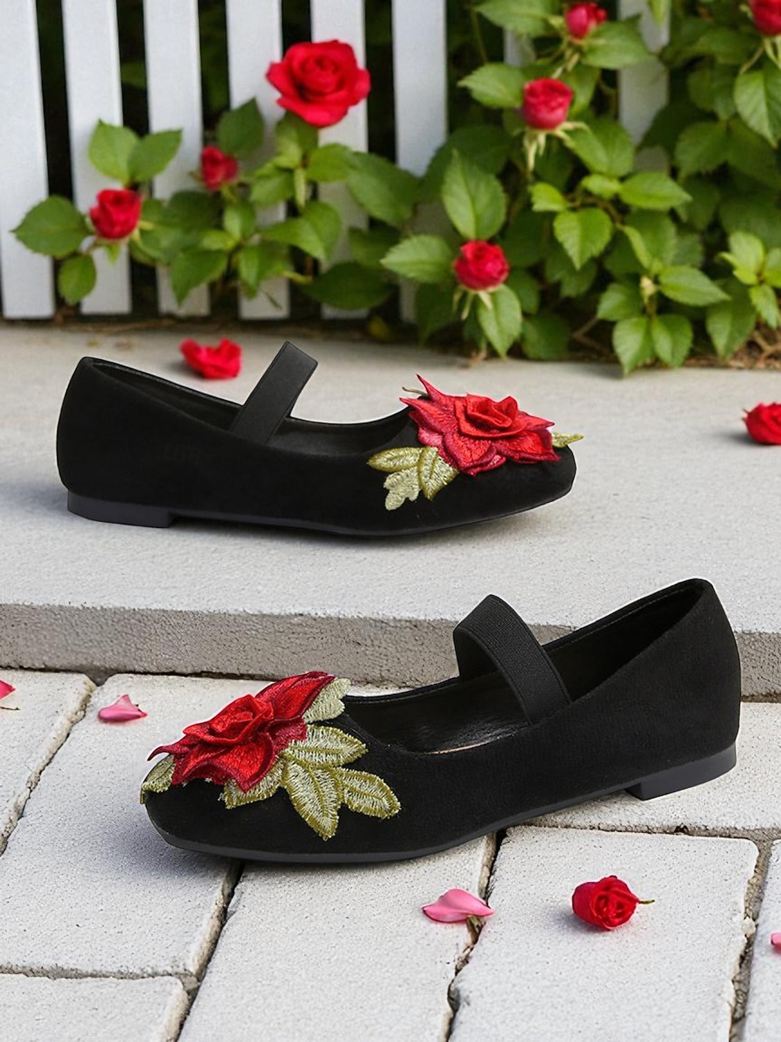 Ballerines Mary Jane de Noël pour femmes – Chaussures à brides brodées de roses en faux daim pour les fêtes et au quotidien de 2026 ? $19.99 –P2
