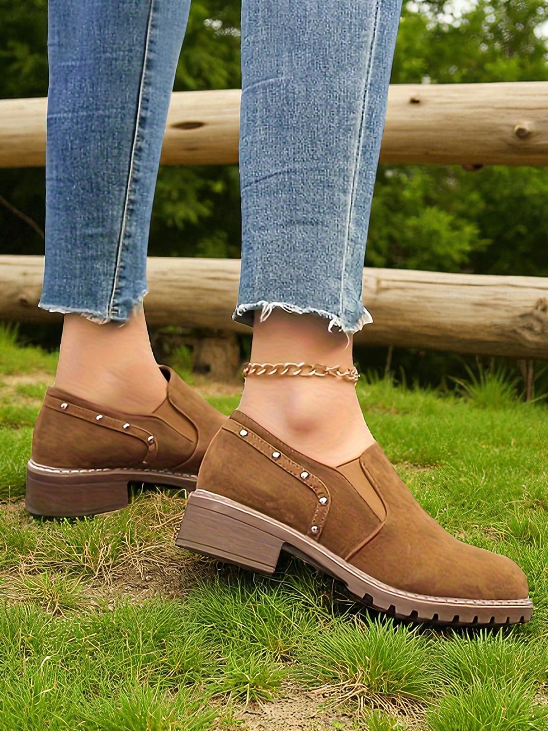 scarpe slip-on da donna marrone chiaro con dettagli borchiati, scarpe casual in stile retrò con tacco basso per l'uso quotidiano del 2026 a $32.99 –P4