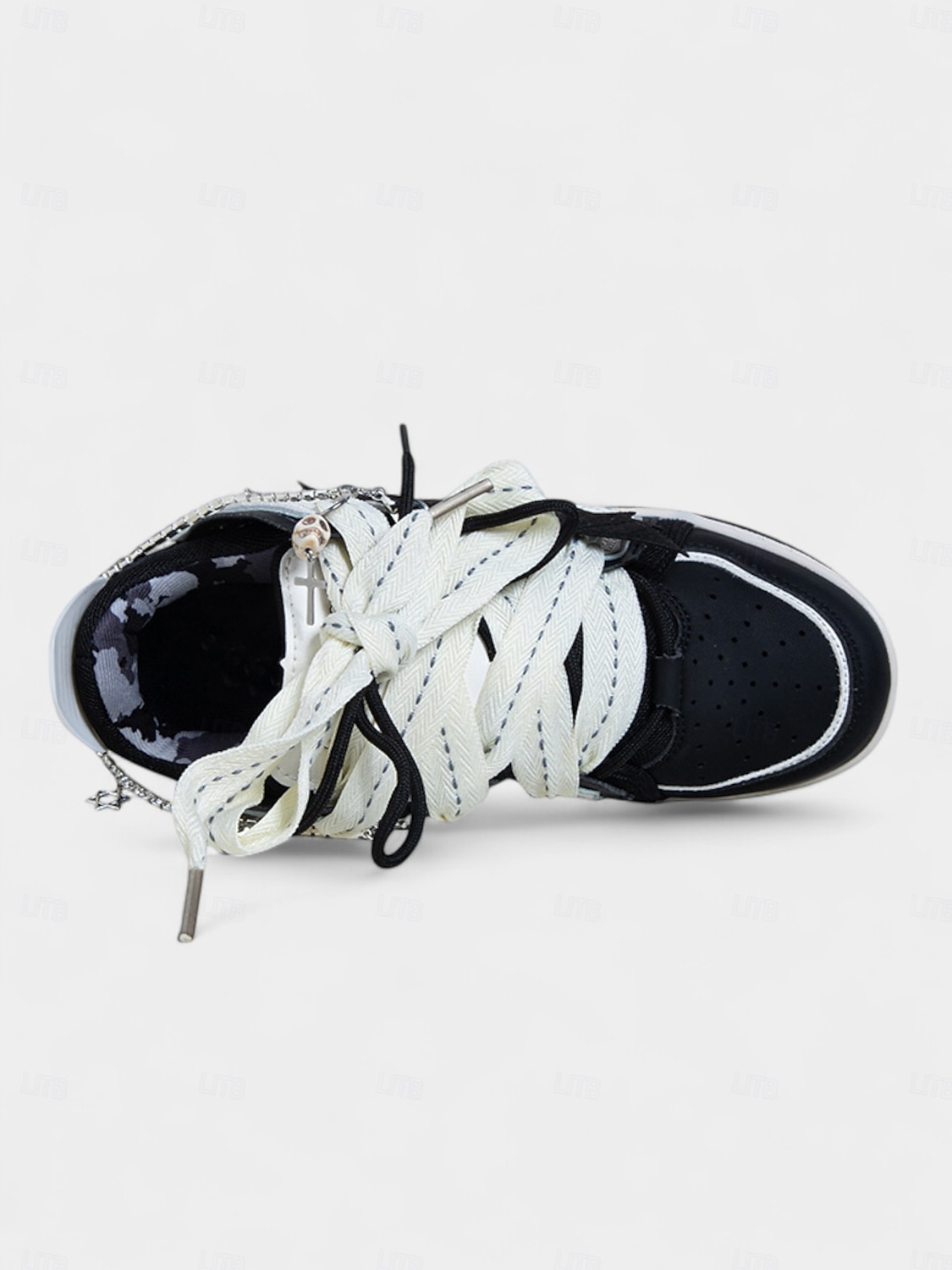 Svarte og hvite Halloween-sneakers med hodeskalle og snøring til dame – gotisk streetwear-stil for festivalkvelder og kostymefester 2025 - $64.99 –P4