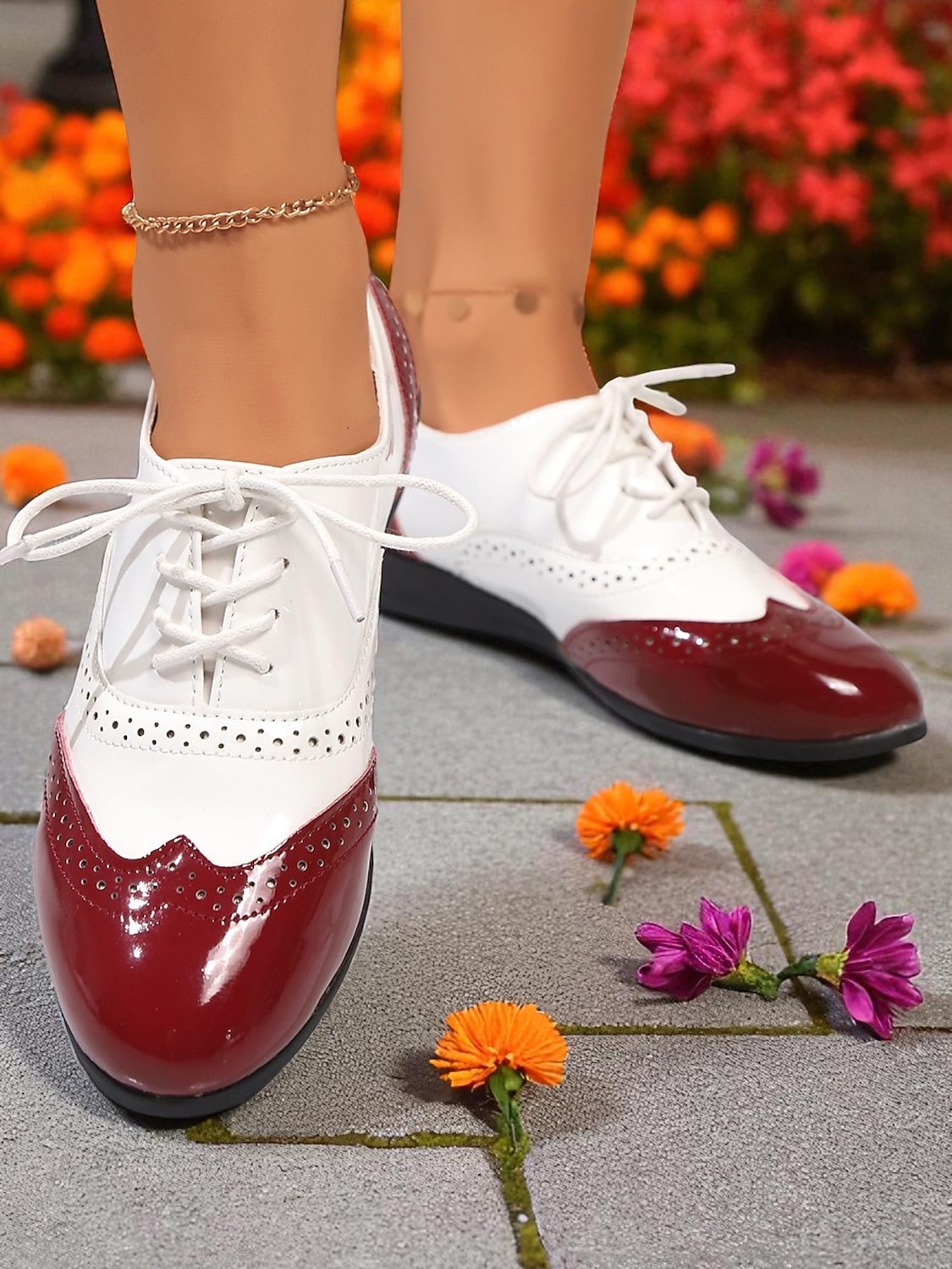 Burgunderrote und weiße Oxford-Ballerinas mit Flügelkappe für Damen – Brogues aus Lackleder im Vintage-Stil der 1950er für lässigen Streetstyle und Arbeitskleidung 2025 - $26.99 –P4
