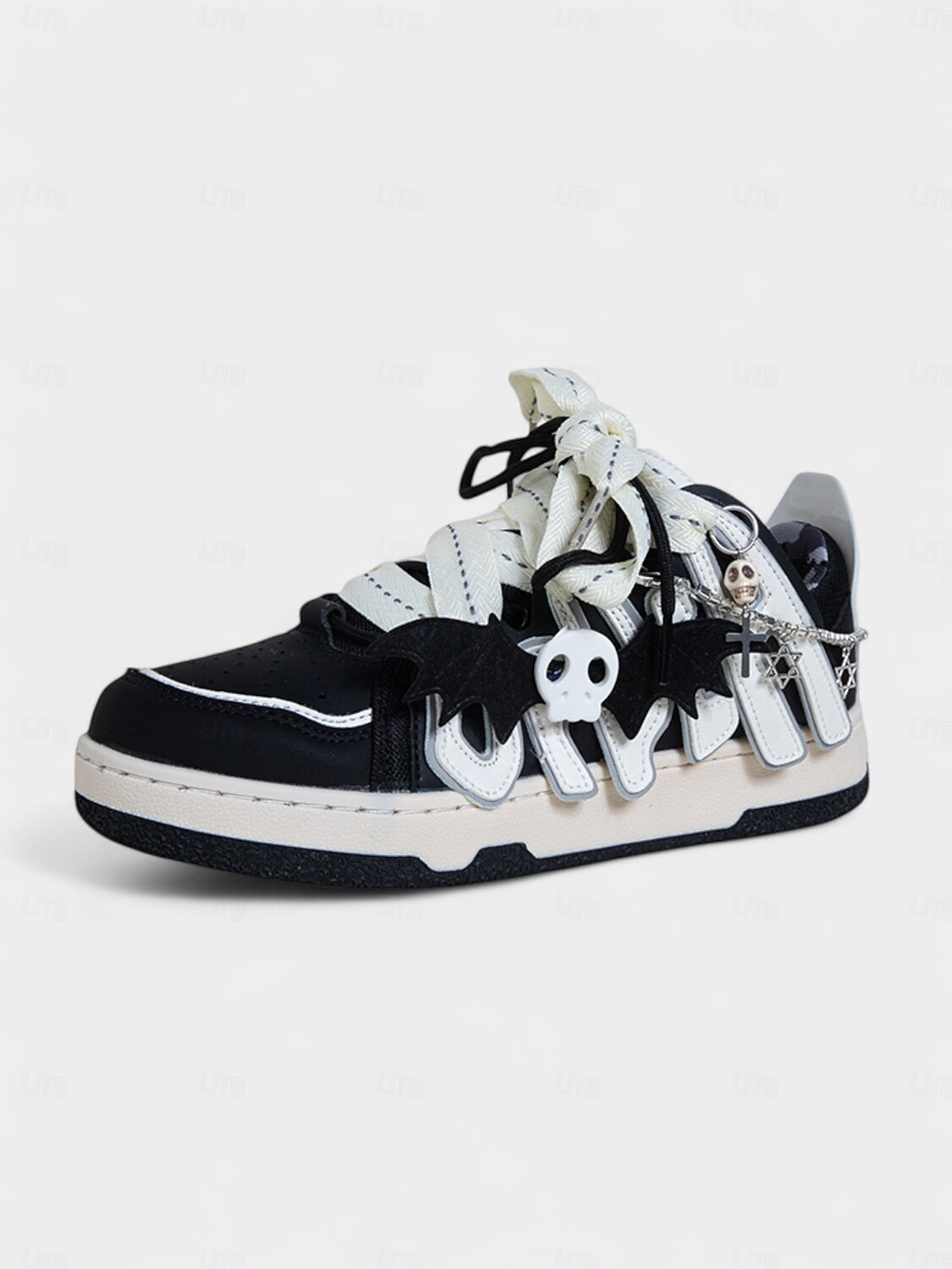 Svarte og hvite Halloween-sneakers med hodeskalle og snøring til dame – gotisk streetwear-stil for festivalkvelder og kostymefester 2025 - $64.99 –P3