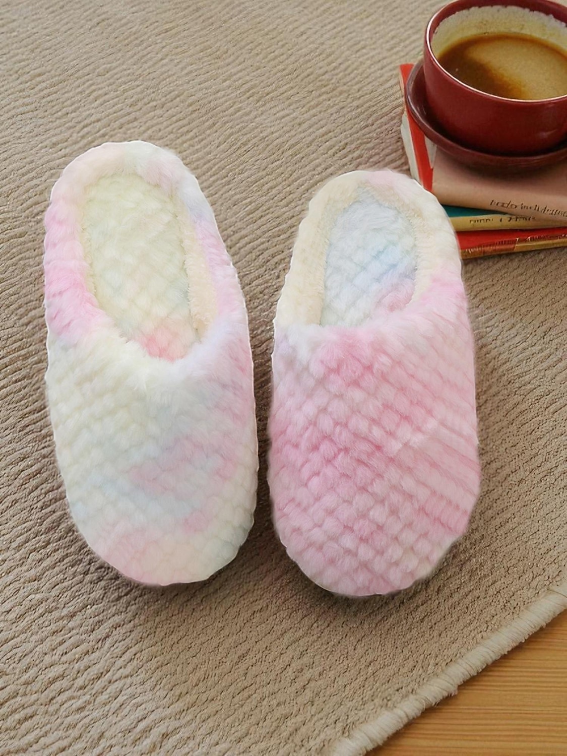 Pantufas femininas tie-dye com estampa de arco-íris e pelúcia – chinelos confortáveis e confortáveis para usar em casa, para dormir na casa ou para usar em casa no inverno de 2025 por $14.99 –P4