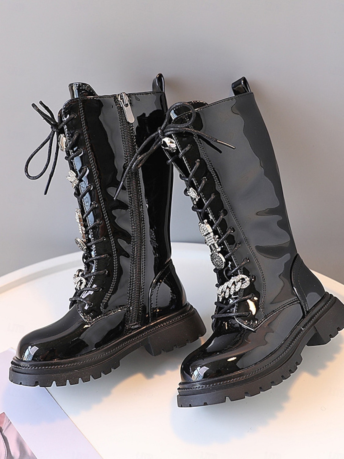 Koreai idol ihlette popsztár jelmezcipő, lányka fekete lakkbőr fűzős, térdig érő csizma oldalsó cipzárral, táncelőadásokhoz és színpadi ruhákhoz 2025 - $69.99 –P3