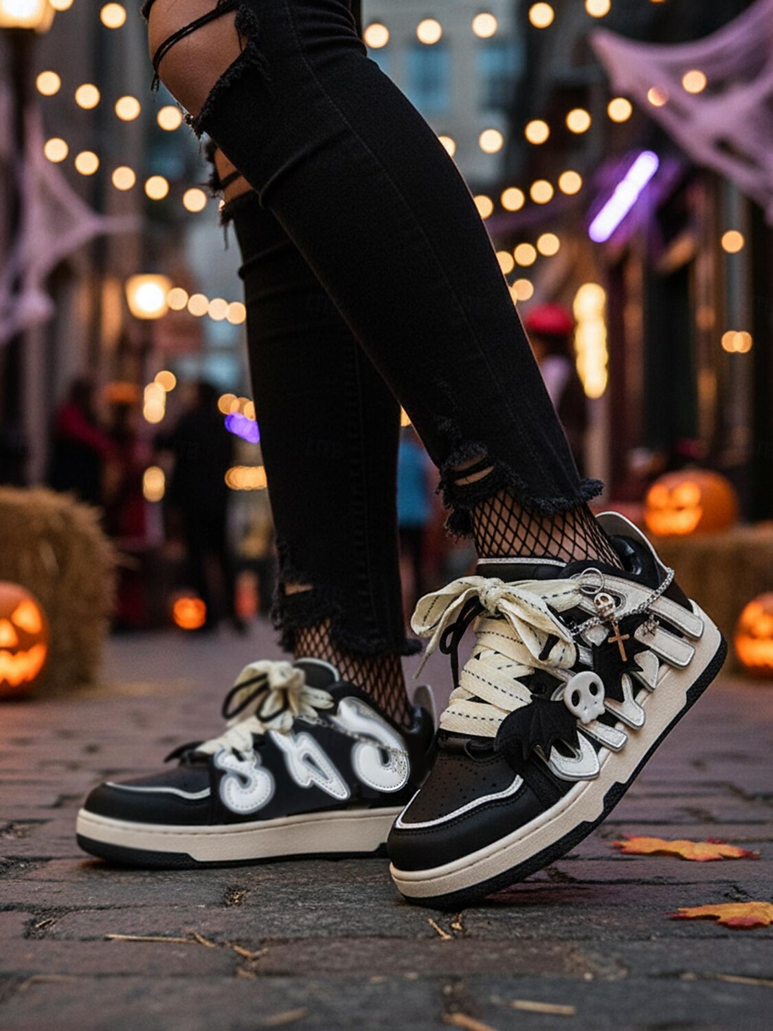 Svarte og hvite Halloween-sneakers med hodeskalle og snøring til dame – gotisk streetwear-stil for festivalkvelder og kostymefester 2025 - $64.99 –P2