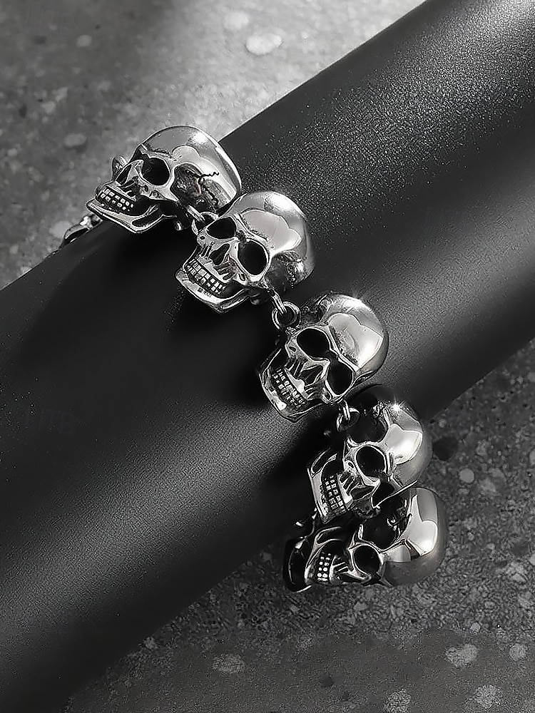 Bracciale da uomo con teschio di Halloween – gioiello bangle gotico punk in acciaio al titanio per feste, cosplay e serate fuori del 2025 a AU $14.99 –P4
