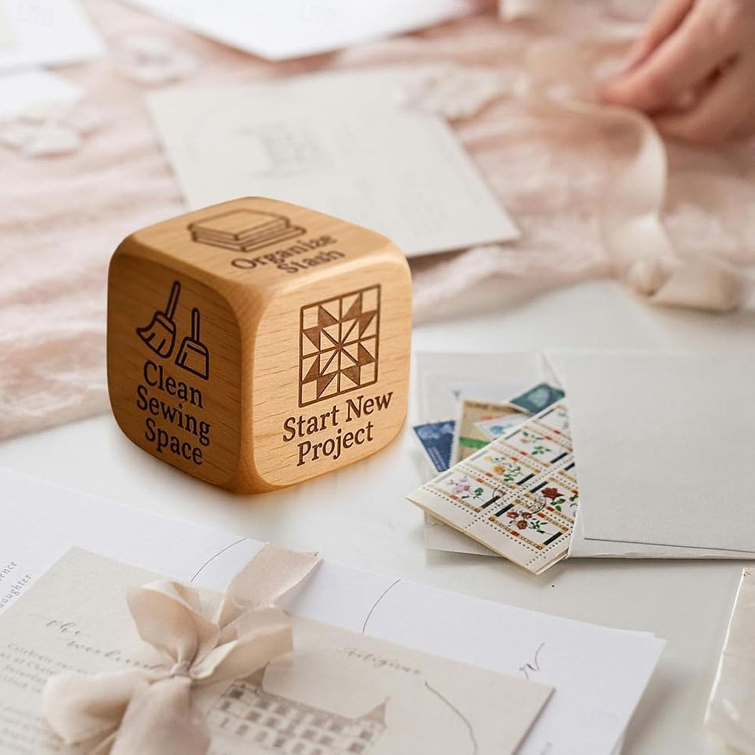 Ζάρια για quilter, χειροποίητα ξύλινα ζάρια για quiltering με 6 χαραγμένες εργασίες ραψίματος, διασκεδαστικό δώρο για quiltering, πλέξιμο, ψήσιμο, ποτό, κέντημα, δημιουργικό δώρο για quiltering 2025 - $11.99 –P6
