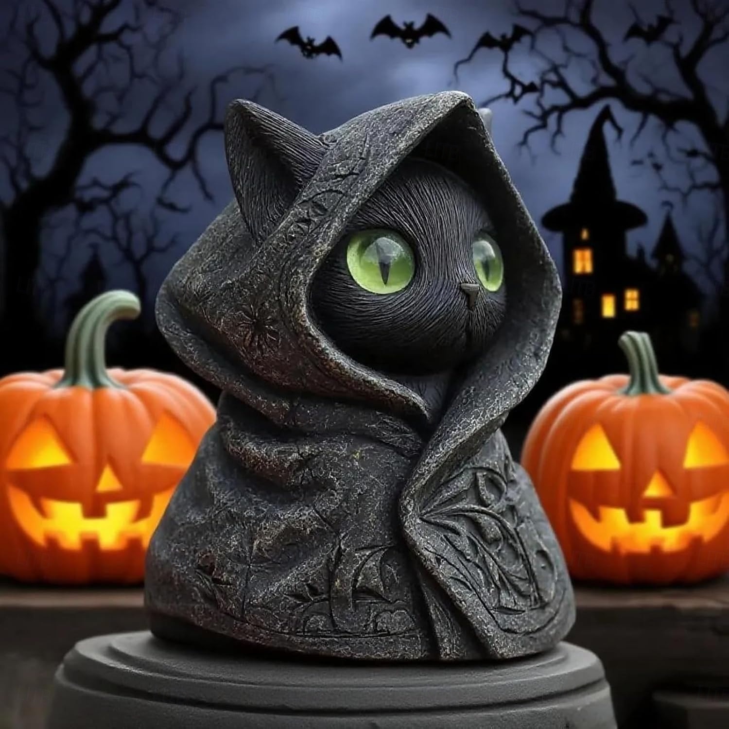 2025年 ハロウィーンの帽子をかぶった黒猫の像。神秘的なフード付きの猫の置物。光る目を持つファンタジーな神秘的な彫刻。猫好きの方へのユニークな贈り物。 &ゴシック様式のインテリア  コレクション – $12.99 –P1