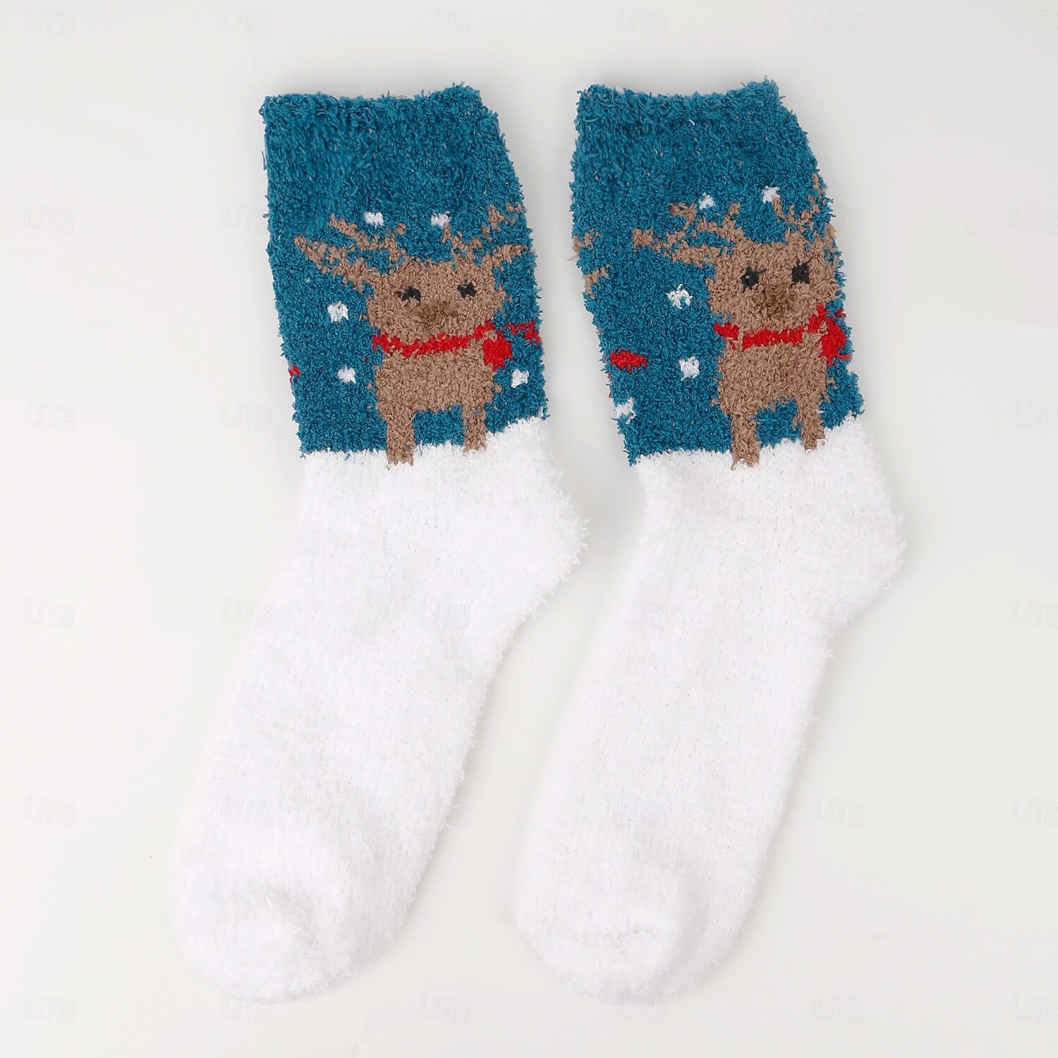 Calcetines navideños para mujer, calcetines gruesos de lana coral, calcetines de felpa que no sueltan pelo con reno &Diseño de Papá Noel, calcetines navideños cálidos y acogedores 2025 - $7.99 –P11