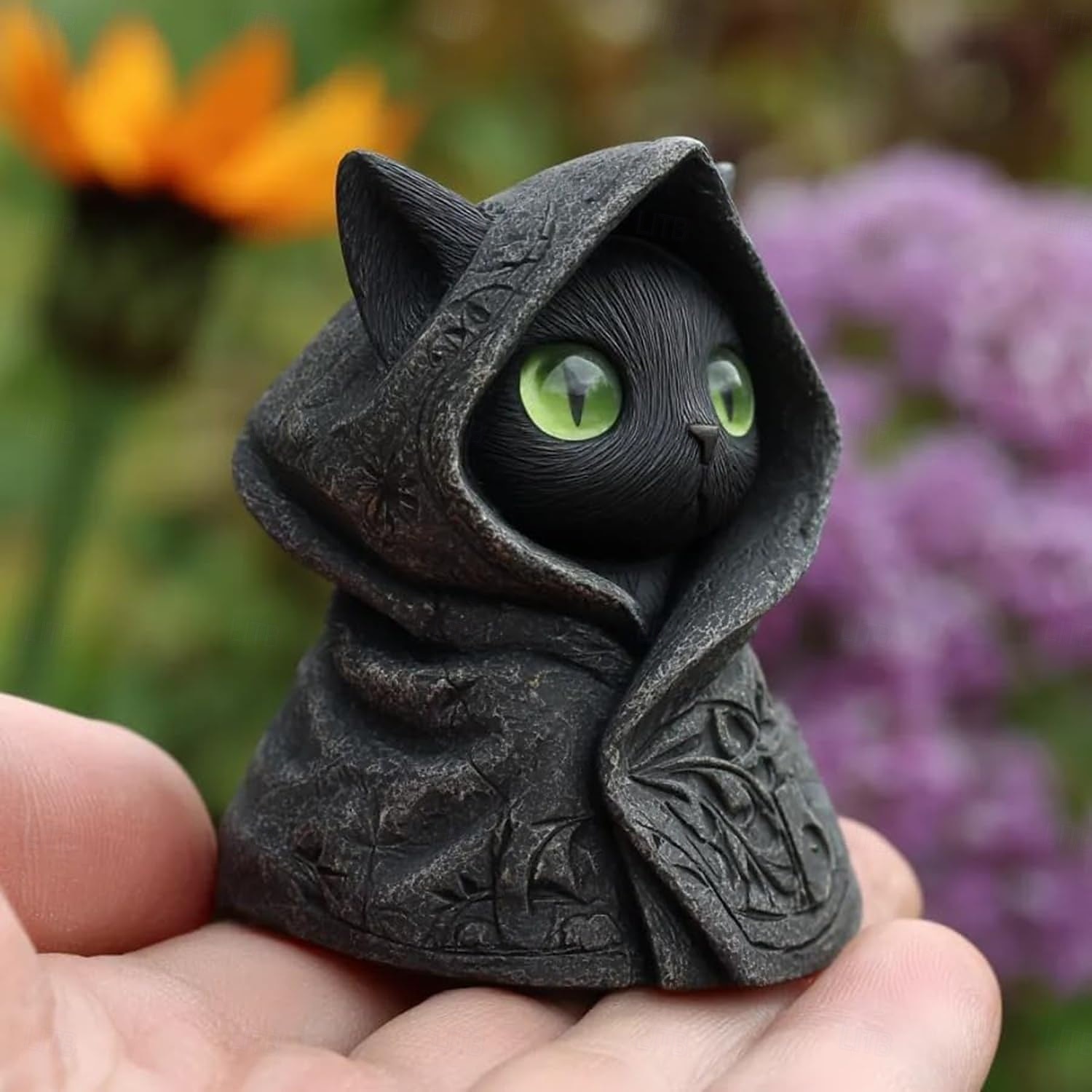 2025年 ハロウィーンの帽子をかぶった黒猫の像。神秘的なフード付きの猫の置物。光る目を持つファンタジーな神秘的な彫刻。猫好きの方へのユニークな贈り物。 &ゴシック様式のインテリア  コレクション – $12.99 –P2