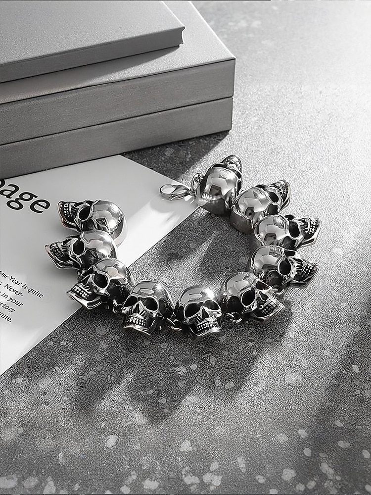 Bracciale da uomo con teschio di Halloween – gioiello bangle gotico punk in acciaio al titanio per feste, cosplay e serate fuori del 2025 a AU $14.99 –P7