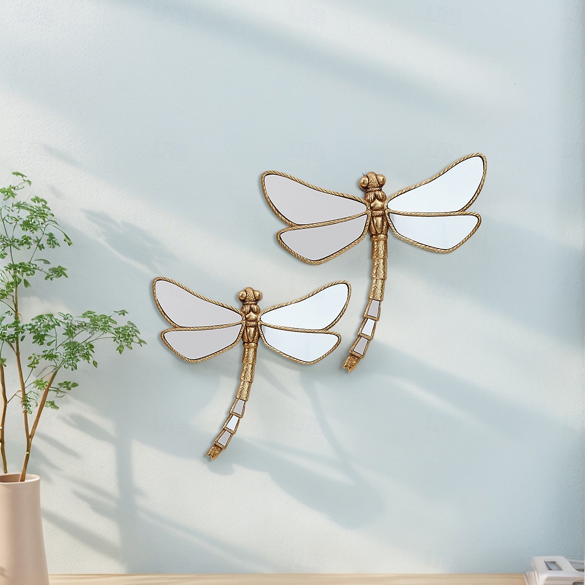 libellula dalla coda curva in resina color oro – decorazione murale a forma di insetto con finitura a specchio, da collezione per gli appassionati di insetti, ornamento creativo per la casa, le feste del 2025 a $23.99 –P7