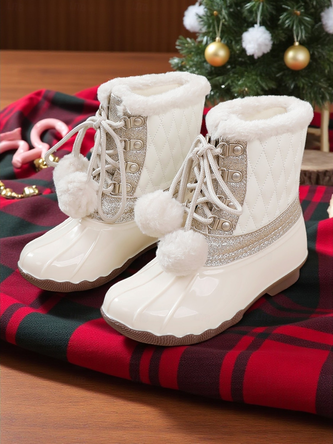 2025年 女の子の冬用スノーブーツ - フェイクファーの裏地、グリッターのディテール、ポンポンのレースが付いた暖かいキルティングアンクルブーツで、アウトドアに最適です。  コレクション – $46.99 –P2