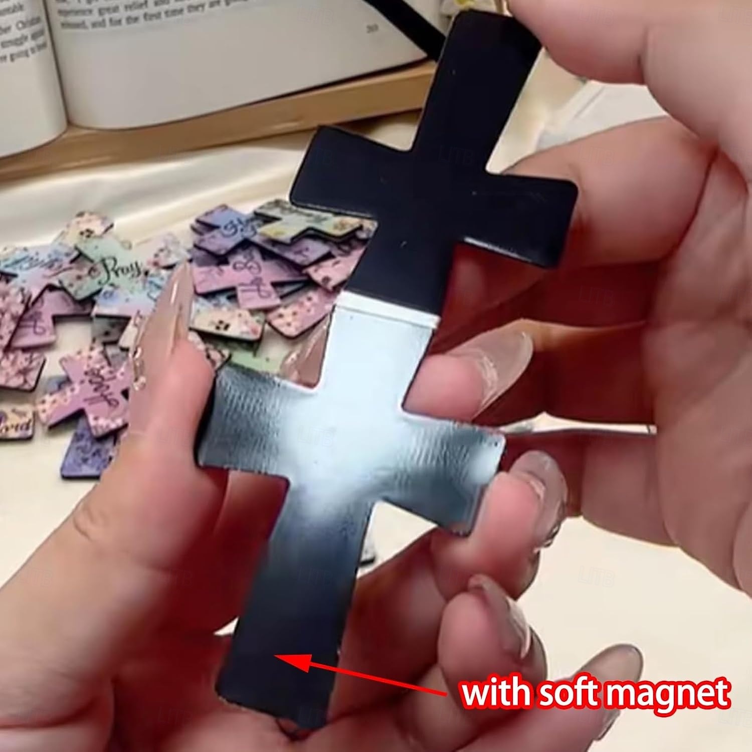 Marcadores magnéticos con forma de cruz (12, 16 y 24 unidades), ideales para el estudio bíblico, lectores, profesores y estudiantes. 2025 - $9.99 –P10