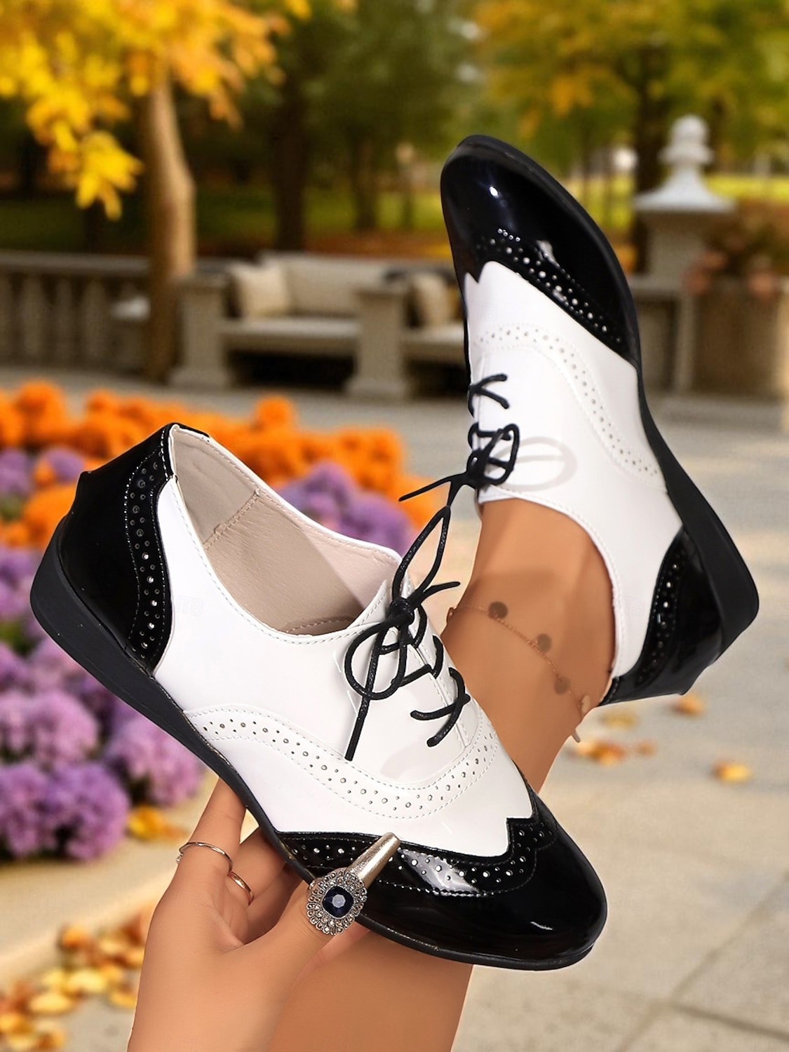 Burgunderrote und weiße Oxford-Ballerinas mit Flügelkappe für Damen – Brogues aus Lackleder im Vintage-Stil der 1950er für lässigen Streetstyle und Arbeitskleidung 2025 - $26.99 –P1